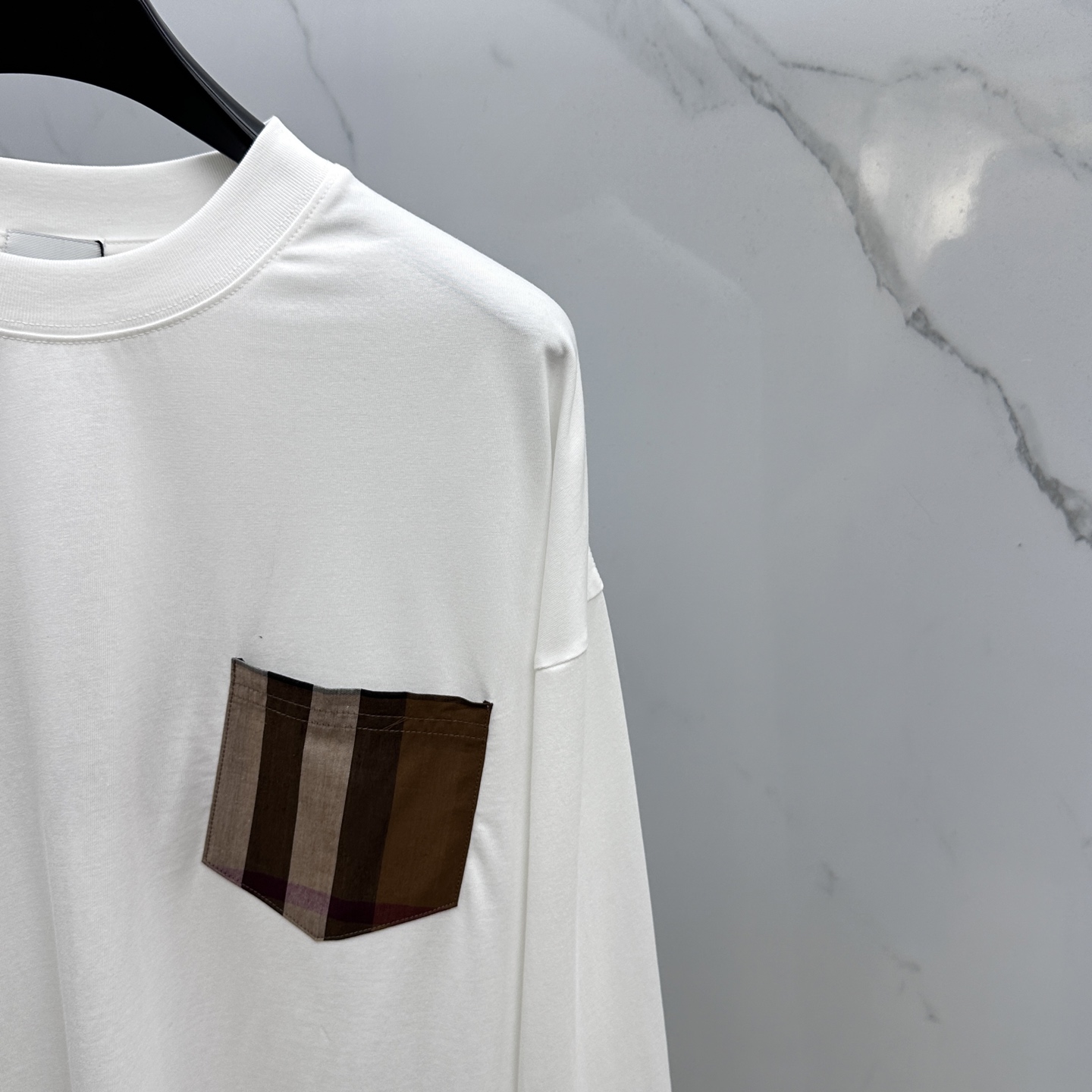 🆕Burberry巴宝莉 2025SS早秋新款胸前格子口袋标识长袖T恤，基础款推荐！百搭战神！胸前格子口