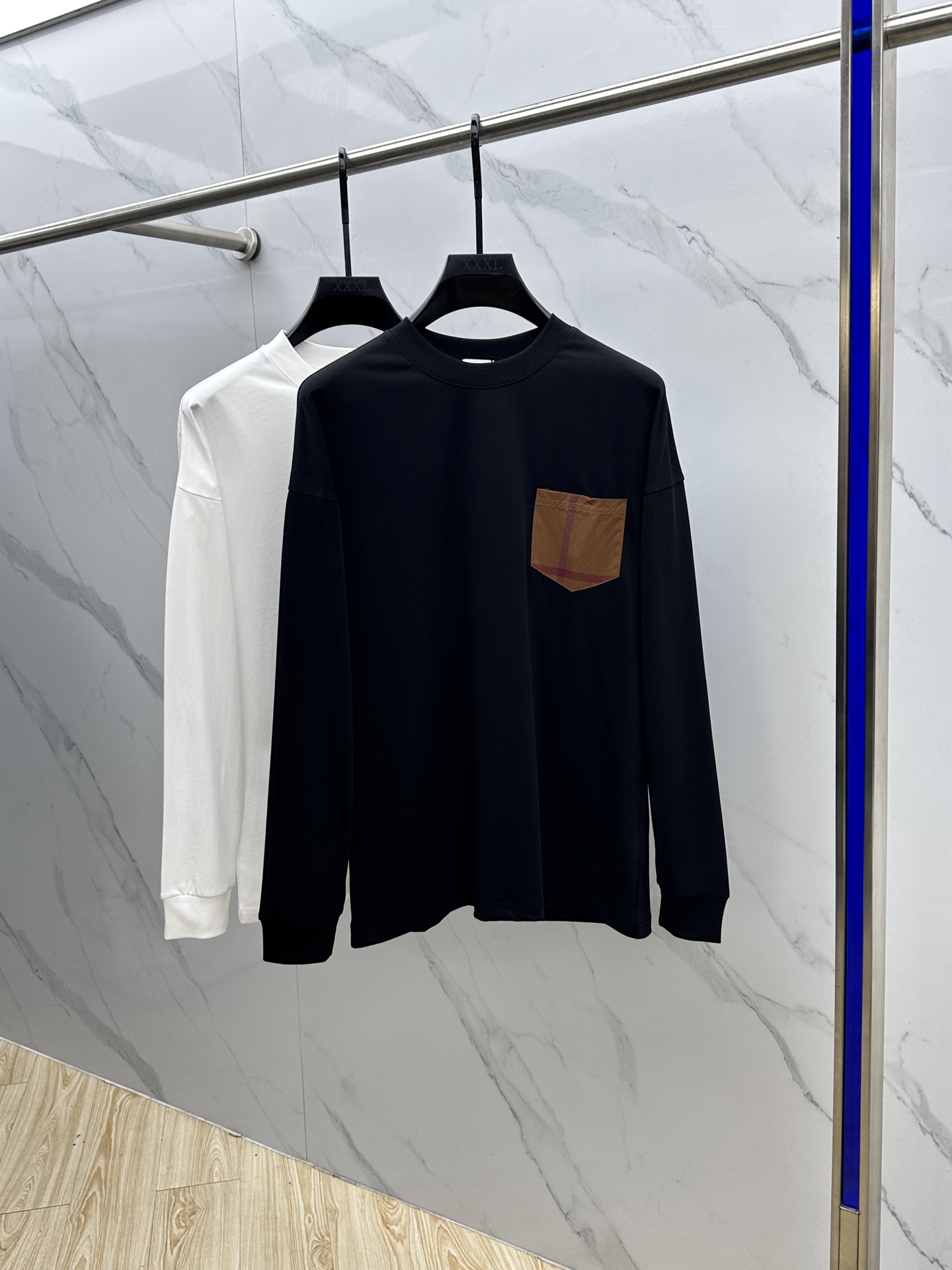 NO:548705,Burberry 2025SS early autumn new plaid pocket logo long-sleeved T-shirt on the chest, recommended basic style!  A versatile God of War!  Chest plaid pocket design.  nice!  Excellent texture and breathable.  It's unforgettable!  Customized high-quality pure cotton fabric.  Comfortable and soft ~ a must-have item for single outfits!  Three-standard full size M-3XL, burberry, burberry, tees, t-shirt, alexander wang19860909Burberry巴宝莉 2025SS早秋新款胸前格子口袋标识长袖T恤,基础款推荐！百搭战神！胸前格子口袋设计．好看！质感极好舒适又透气．让人过目难忘！订制优质纯棉面料．舒适柔软～单穿搭配必备单品！三标齐全hei 尺码M-3XL,,burberry,burberry,tees，t-shirt,alexander wang,Men's clothing