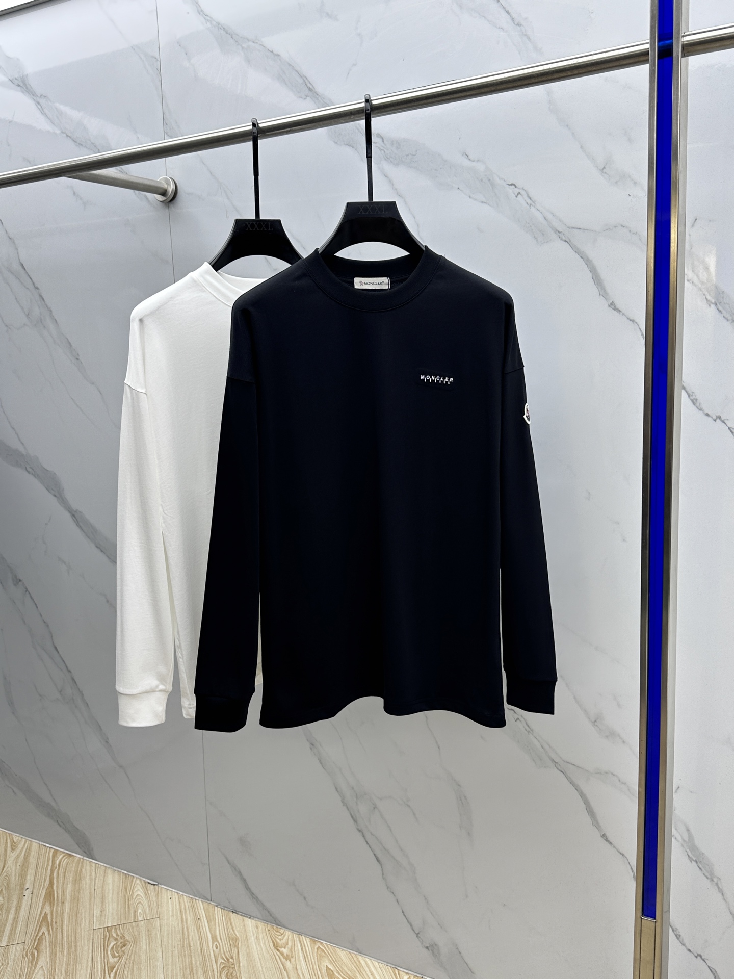 NO:548711,Moncler cover-up 2025SS early autumn new chest brand logo logo long-sleeved T-shirt, synchronized on the official website. Basic models are recommended!  A versatile God of War!  Embroidery design on chest letters.  nice!  Excellent texture and breathable.  It's unforgettable!  Customized high-quality pure cotton fabric.  Comfortable and soft ~ a must-have item for single outfits!  Three-standard full size M-3XL, Moncler,tees, t-shirt,alexander wang19860909Moncler蒙口 2025SS早秋新款胸前品牌logo标识长袖T恤,官网同步.基础款推荐！百搭战神！胸前字母刺绣设计．好看！质感极好舒适又透气．让人过目难忘！订制优质纯棉面料．舒适柔软～单穿搭配必备单品！三标齐全hei 尺码M-3XL,,Moncler,tees，t-shirt,alexander wang,Men's clothing