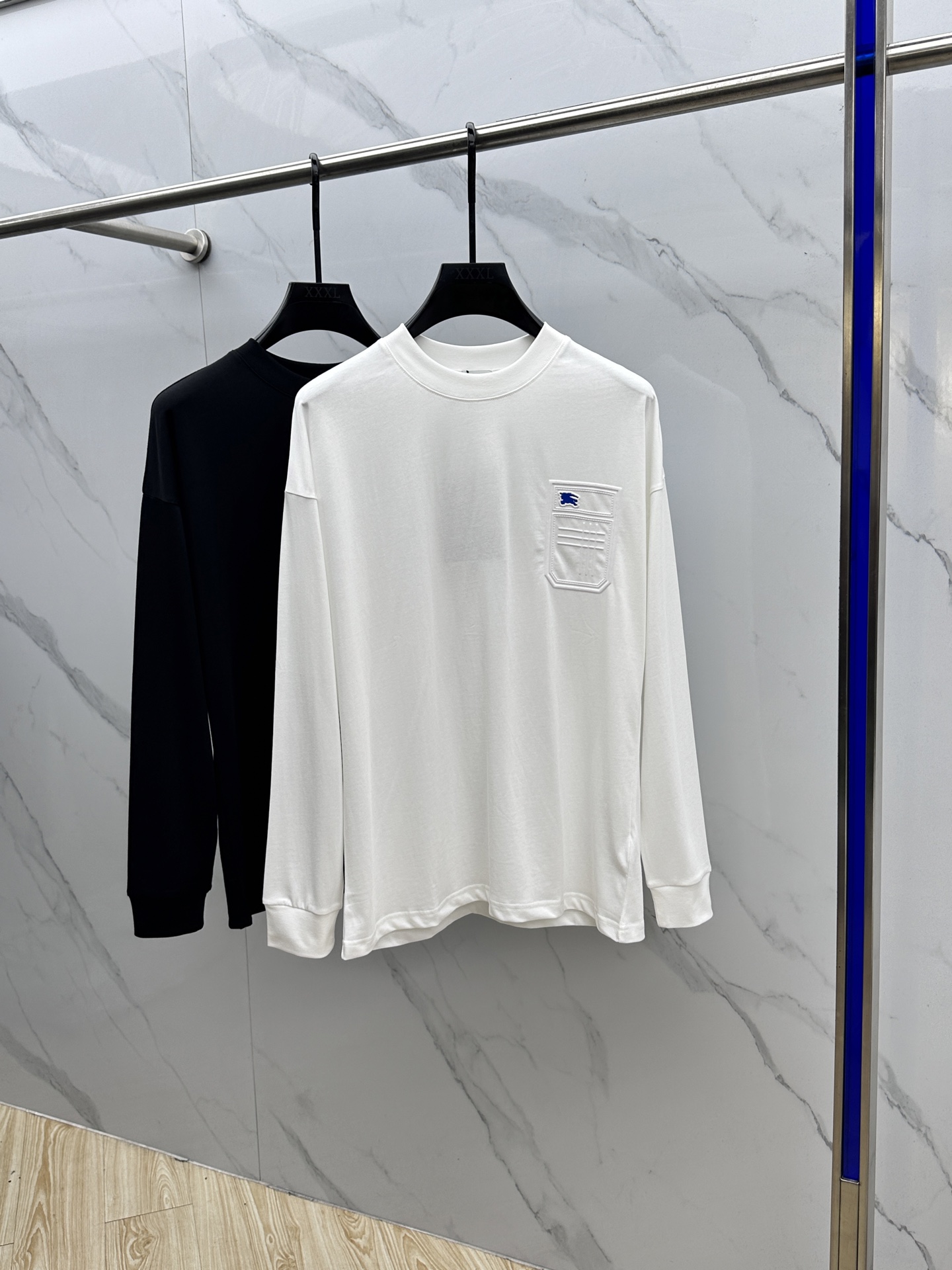 NO:548717,Burberry 2025SS early autumn new chest brand logo logo long-sleeved T-shirt, synchronized on the official website. Basic models are recommended!  A versatile God of War!  Blue war horse design on chest.  nice!  Excellent texture and breathable.  It's unforgettable!  Customized high-quality pure cotton fabric.  Comfortable and soft ~ a must-have item for single outfits!  Three-standard full size M-3XL, burberry, burberry, tees, t-shirt, alexander wang19860909Burberry巴宝莉 2025SS早秋新款胸前品牌logo标识长袖T恤,官网同步.基础款推荐！百搭战神！胸前蓝色战马设计．好看！质感极好舒适又透气．让人过目难忘！订制优质纯棉面料．舒适柔软～单穿搭配必备单品！三标齐全hei 尺码M-3XL,,burberry,burberry,tees，t-shirt,alexander wang,Men's clothing