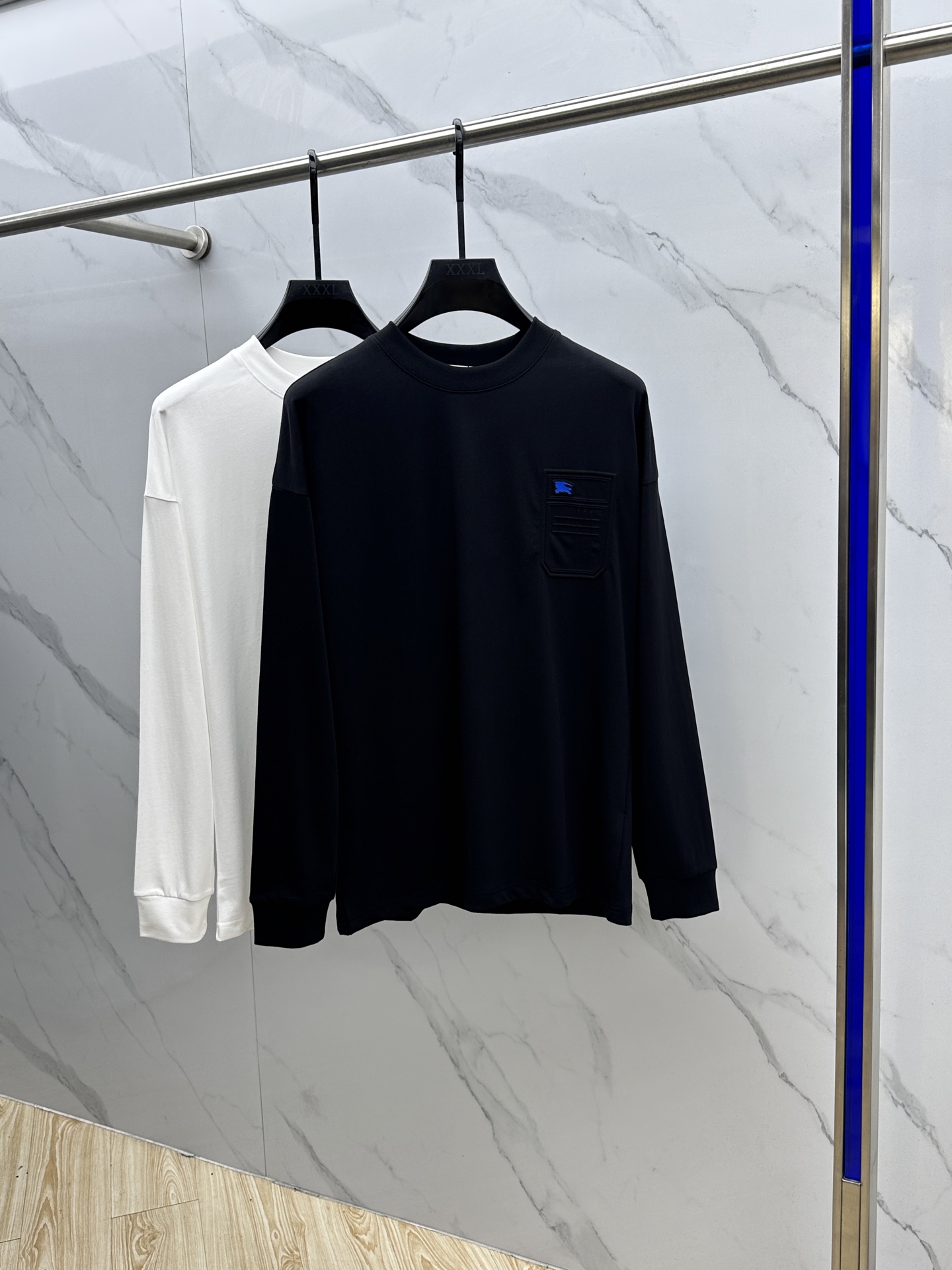 NO:547219,Burberry 2025SS early autumn new chest brand logo logo long-sleeved T-shirt, synchronized on the official website. Basic models are recommended!  A versatile God of War!  Blue war horse design on chest.  nice!  Excellent texture and breathable.  It's unforgettable!  Customized high-quality pure cotton fabric.  Comfortable and soft ~ a must-have item for single outfits!  Three-standard full size M-3XL, burberry, burberry, tees, t-shirt, alexander wang19860909Burberry巴宝莉 2025SS早秋新款胸前品牌logo标识长袖T恤,官网同步.基础款推荐！百搭战神！胸前蓝色战马设计．好看！质感极好舒适又透气．让人过目难忘！订制优质纯棉面料．舒适柔软～单穿搭配必备单品！三标齐全hei 尺码M-3XL,,burberry,burberry,tees，t-shirt,alexander wang,Men's clothing