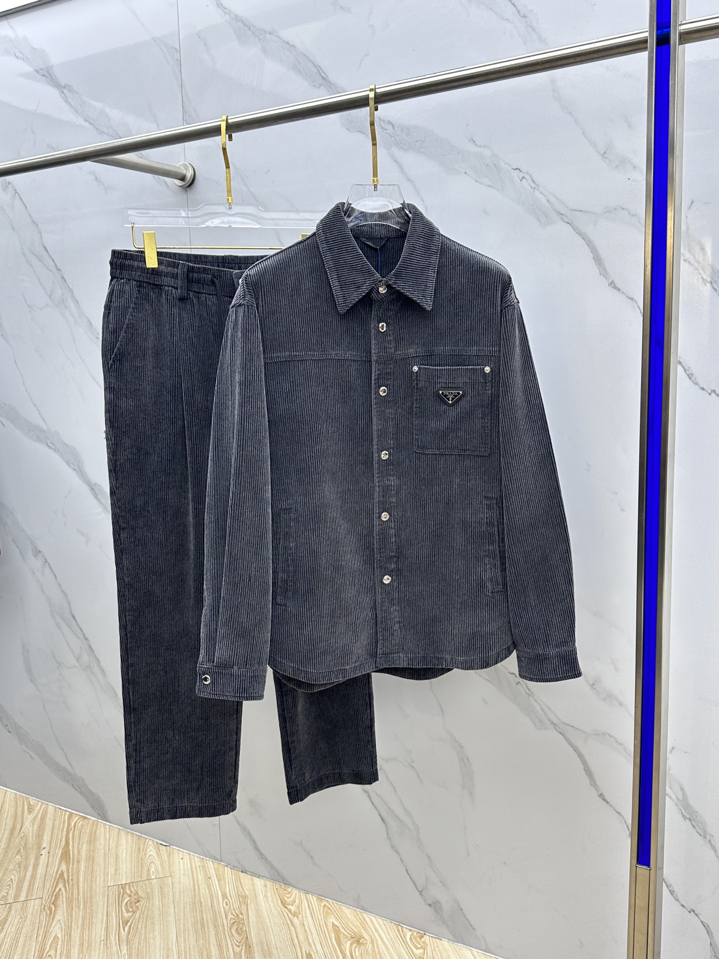 NO:548725,Prada 2025 autumn and winter new suit catwalk catwalk new style release catwalk custom original high-end corduroy fabric with snap jacket The style design is very fashionable The style is super good and not easy to wrinkle, not pilling, the details are perfect and flawless, the upper body is upright and stylish, the effect is great, versatile and fashionable, high-end custom series 023 yards M-3XL,,prada,prada,jackets & coats,alexander wang19860909不拆Prada普拉达 2025秋冬新款套装走秀T台 新款发布 走秀款 定制原版高端灯芯绒面料 ,搭配按扣夹克 版型设计非常洋气 版型超好不易褶皱 不起球 细节走线完美无瑕疵 上身挺拔有型 效果棒棒哒 百搭又不失时尚感 高端定制系列023 码数M-3XL,,prada,prada,jackets & coats,alexander wang,Men's clothing