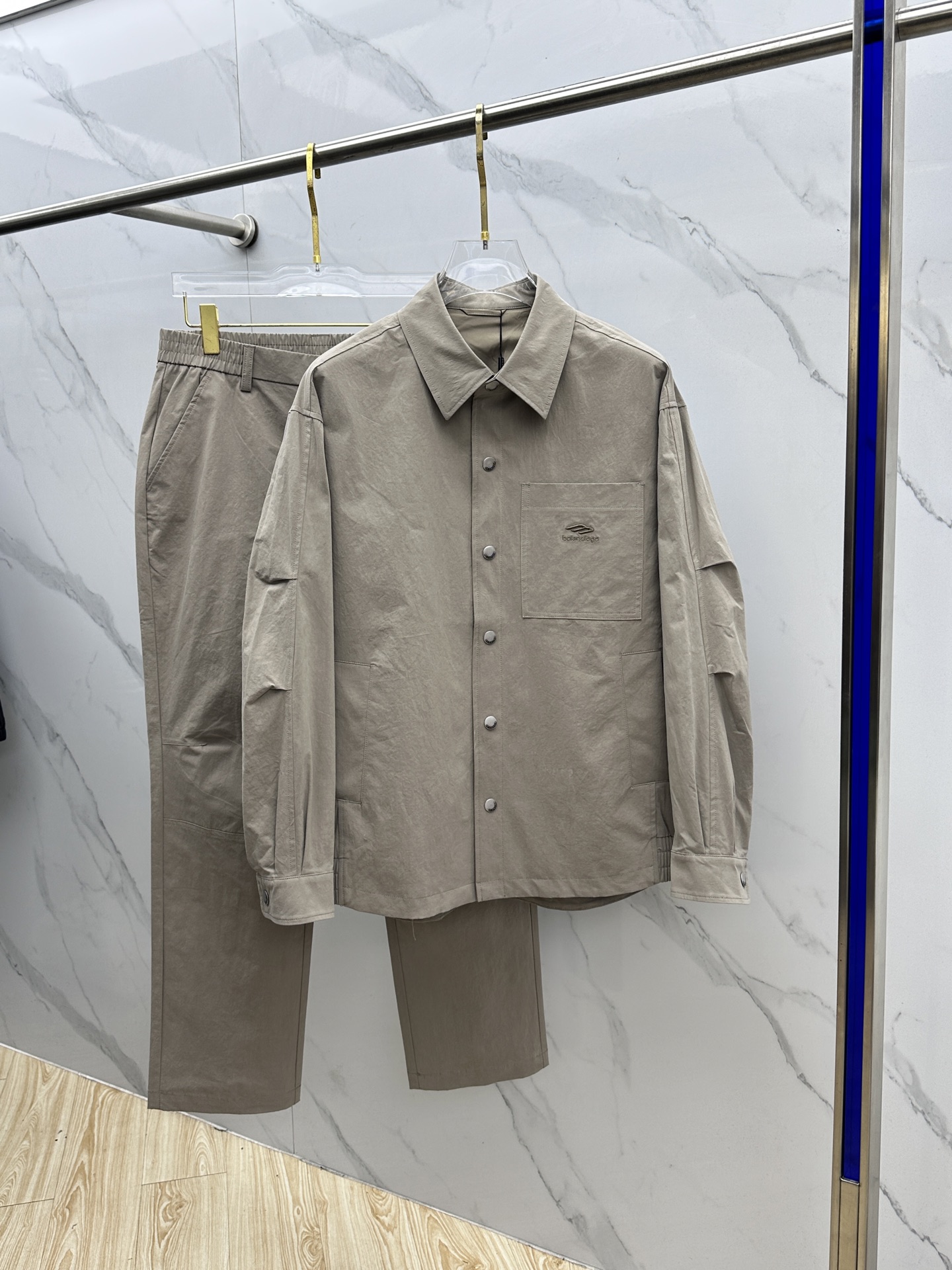 NO:548731,Balenciaga 2025 autumn and winter new suit catwalk catwalk new style release catwalk custom original high-end fabric with snap jacket The style design is very fashionable The style is super good and not easy to wrinkle, not pilling, the details are perfect and flawless, the upper body is upright and stylish, the effect is great, versatile and fashionable, high-end custom series 023 yards M-3XL,,balenciaga,balenciaga,jackets & coats,alexander wang19860909不拆Balenciaga巴黎世家 2025秋冬新款套装走秀T台 新款发布 走秀款 定制原版高端面料 ,搭配按扣夹克 版型设计非常洋气 版型超好不易褶皱 不起球 细节走线完美无瑕疵 上身挺拔有型 效果棒棒哒 百搭又不失时尚感 高端定制系列023 码数M-3XL,,balenciaga,balenciaga,jackets & coats,alexander wang,Men's clothing