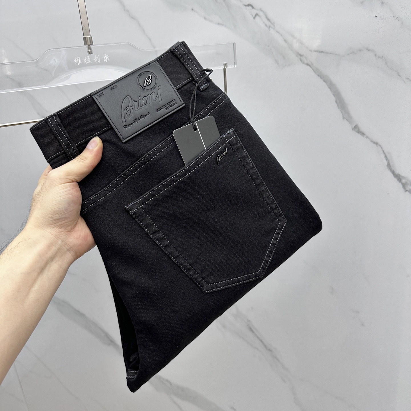 NO:548724,Buoni high-end customization, the latest jeans in early spring 2025 are released simultaneously on the counter. Original customization reproduction. Customer-supplied hardware and accessories. Original quality. Imported fixed-color denim fabric. Heavy industry washing. Fine workmanship and excellent upper body!  Preferred single product produced by A11, 29-38, 37, jeans, alexander wang19860909Buoni 高端定制、2025早春最新款牛仔裤 柜台同步发售 原版定制复刻 客供五金辅料 原单品质 进口固色牛仔面料 重工洗水 做工走线精细 上身绝佳！优选单品 A11出品 码数29-38无37,,jeans,alexander wang,Men's clothing