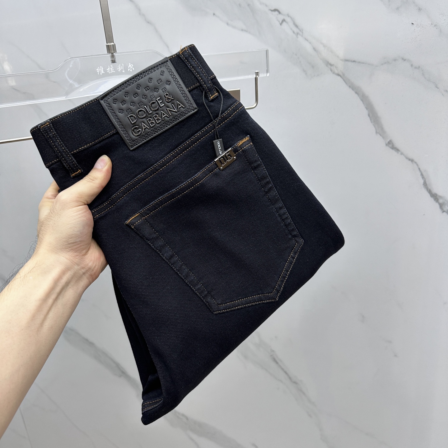 NO:548736,Dolce&Gabbana High-end customization, the latest jeans in early spring 2025 are released simultaneously on the counter. Original custom reproduction. Customer-supplied hardware and accessories. Original quality. Imported fixed-color denim fabric. Heavy industry washing. Fine workmanship and excellent upper body!  Preferred single product produced by A11, 29-38, 37, Dolce & Gabbana, Dolce & Gabbana, jeans, alexander wang19860909Dolce&Gabbana杜嘉班纳 高端定制、2025早春最新款牛仔裤 柜台同步发售 原版定制复刻 客供五金辅料 原单品质 进口固色牛仔面料 重工洗水 做工走线精细 上身绝佳！优选单品 A11出品 码数29-38无37,,Dolce&Gabbana,Dolce&Gabbana,jeans,alexander wang,Men's clothing