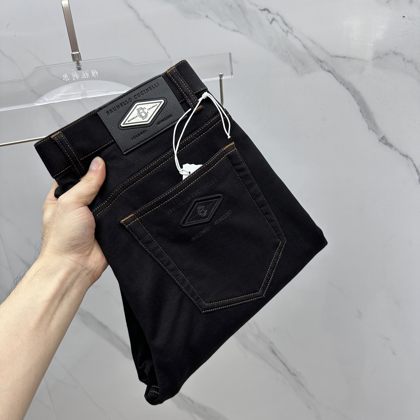 NO:548742,Brunblo Cucinblli high-end customization, the latest jeans in early spring 2025 are released simultaneously on the counter. Original custom reproduction. Customer-supplied hardware and accessories. Original quality. Imported fixed-color denim fabric. Heavy industry washing. Fine workmanship and excellent upper body!  Preferred single product A11 produced with 29-38 no 37, brunello cucinelli, jeans, alexander wang19860909Brunbllo Cucinblli高端定制、2025早春最新款牛仔裤 柜台同步发售 原版定制复刻 客供五金辅料 原单品质 进口固色牛仔面料 重工洗水 做工走线精细 上身绝佳！优选单品 A11出品 码数29-38无37,,brunello cucinelli,jeans,alexander wang,Men's clothing