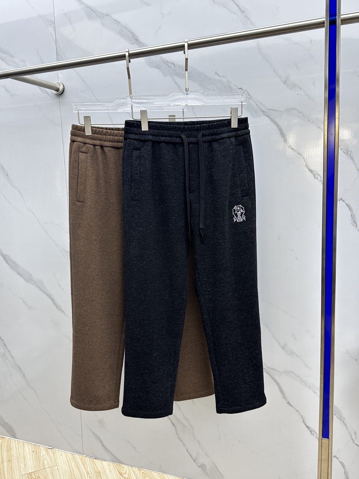 NO:548747,BC-Brunello Cucineli Exclusively available for new casual pants High-end version!  Customized fabrics are breathable and comfortable, with impeccable details, and the brand element design concept reflects high quality. They feel delicate and soft!  It is casually cut, with a great upper body style!  SE digit number: M-3XL, brunello cucinelli, alexander wang19860909BC-Brunello Cucineli 布鲁内洛·库奇内利 独家专供新款休闲裤 高端版本！定制面料 透气舒适度高,细节无可挑剔,品牌元素设计理念,体现高品质.手感细腻柔软！呈现休闲裁剪,上身版型超赞！se 码数: M-3XL,,brunello cucinelli,alexander wang,Men's clothing