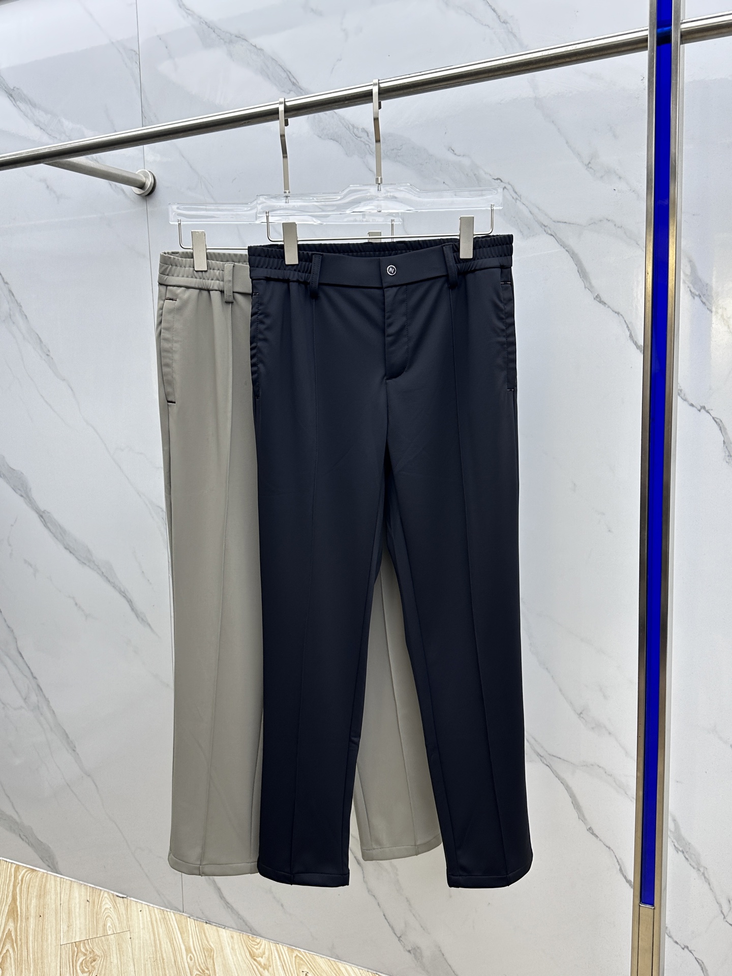 NO:548752,ZEGNA Men's casual pants, Taiwan Yibi Trade foreign products, 25 autumn and winter G cabinet new products, top-level pure blood quality, predictable and popular single products, super handsome on the upper body!  Continuous reincarnation in the fashion field, with super high matching and affinity attributes, it is highly favored by modern urban people!  The appearance has its own aura without any embellishment. It is processed with special craftsmanship, perfectly combines comfort and texture beauty, excellent skin-friendliness, excellent comfort and breathability, and has a unique style. It is quite eye-catching in terms of vision and full of artistic conception!  The details are exquisite and exquisite, and the auxiliary materials are all supplied by foreign merchants. The quality is so perfect, and the best matching partner in autumn and winter!  SE Size M-3XL, zegna,alexander wang19860909ZEGNA杰尼亚 男士休闲裤,台湾意比贸易洋行货,25秋冬款G柜新品,顶级纯正血统品质,可预测性的爆卖单品,上身超帅！在时装领域不断轮回演绎,有着超高的搭配缘和亲和力属性,深受现代都市人士青睐！外表无需任何点缀都有着自身的气场,特殊工艺处理,完美兼具了舒适感与肌理美感,亲肤性绝佳,舒适性与透气性优越,自成一派的独特风格,视觉方面相当耐看,意境十足！细节处处精湛考究,辅料皆为外商客供,品相完美如斯,秋冬季最佳的搭配伴侣！se尺码M-3XL,,zegna,alexander wang,Men's clothing