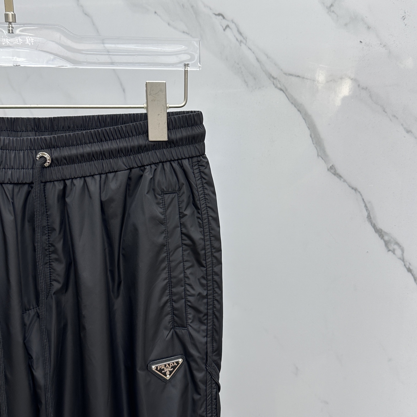 🆕Prada普拉达、25秋冬新款~PD阔腿三角标双层 。 当时尚与舒适完美邂逅，Pra**阔腿三角标双层