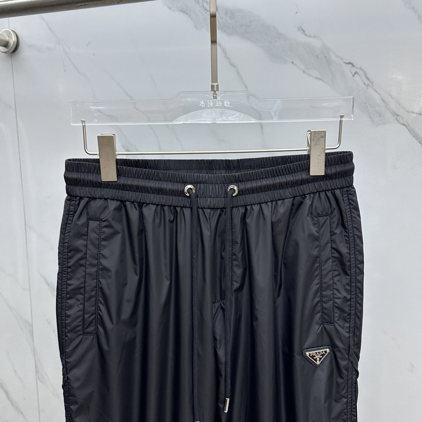 🆕Prada普拉达、25秋冬新款~PD阔腿三角标双层 。 当时尚与舒适完美邂逅，Pra**阔腿三角标双层