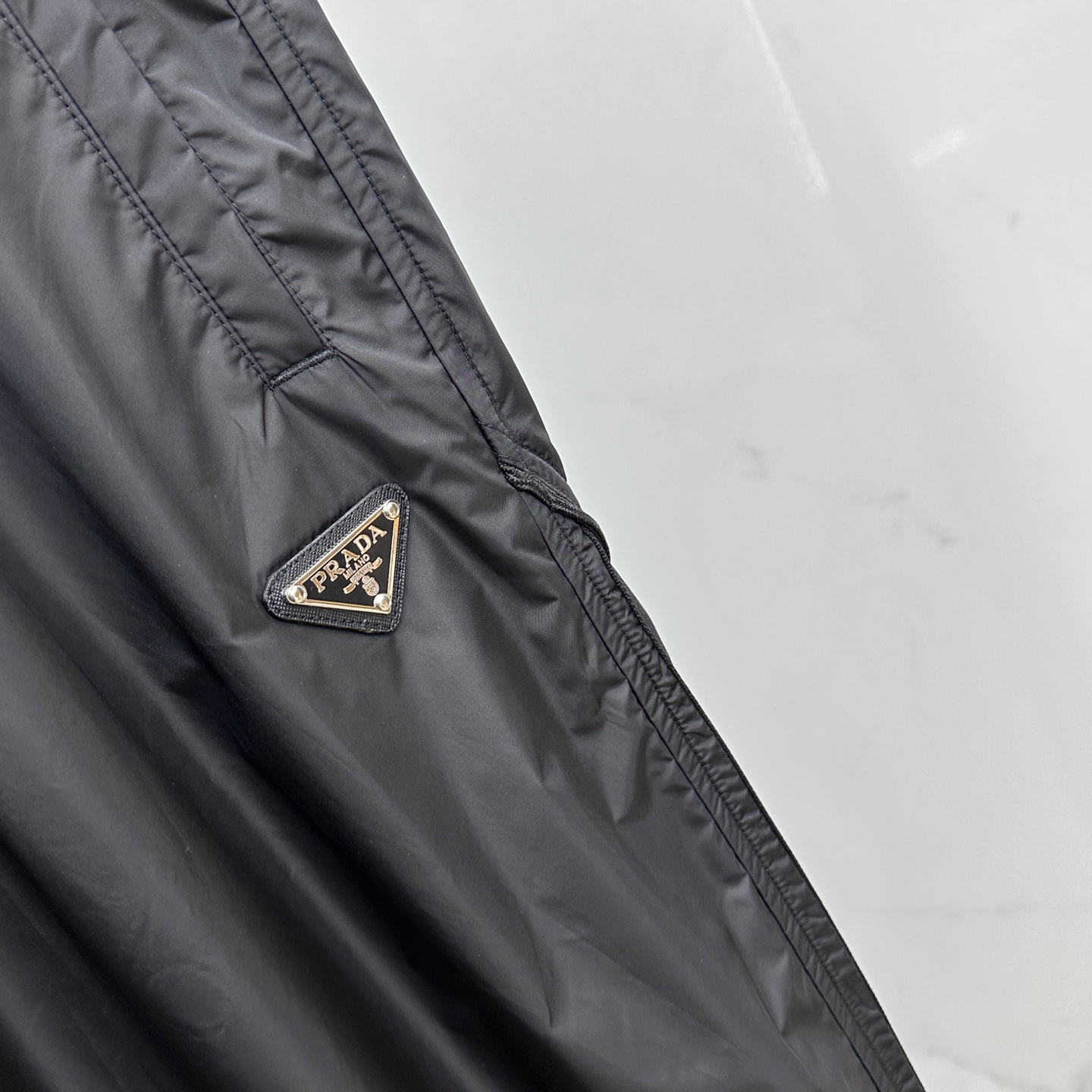 🆕Prada普拉达、25秋冬新款~PD阔腿三角标双层 。 当时尚与舒适完美邂逅，Pra**阔腿三角标双层