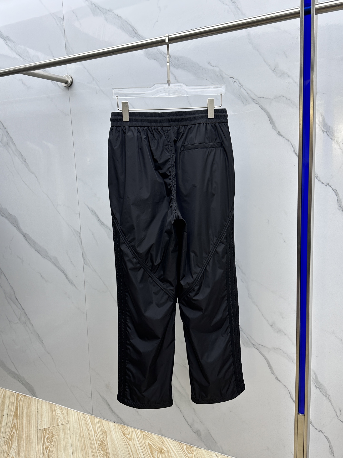 🆕Prada普拉达、25秋冬新款~PD阔腿三角标双层 。 当时尚与舒适完美邂逅，Pra**阔腿三角标双层