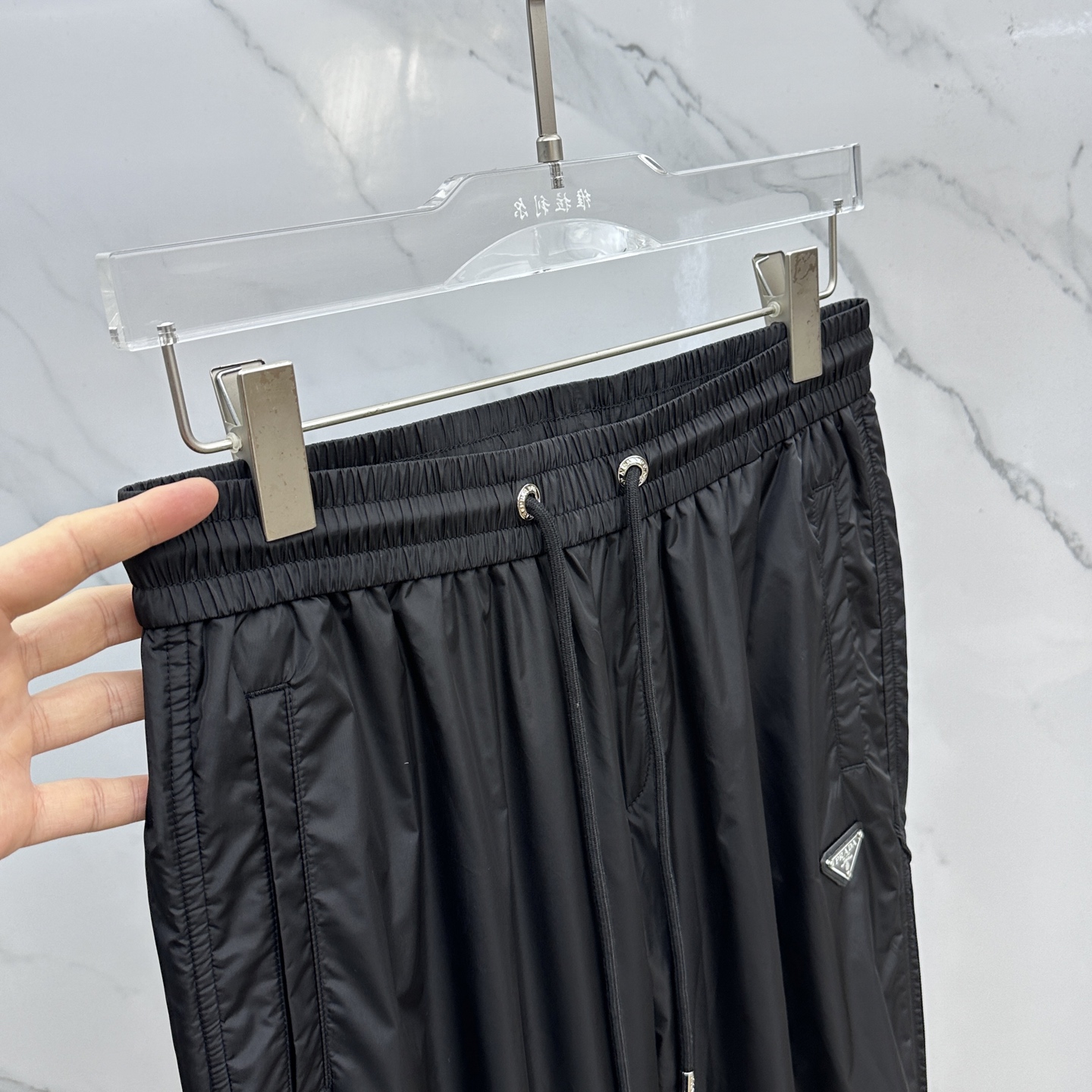 🆕Prada普拉达、25秋冬新款~PD阔腿三角标双层 。 当时尚与舒适完美邂逅，Pra**阔腿三角标双层