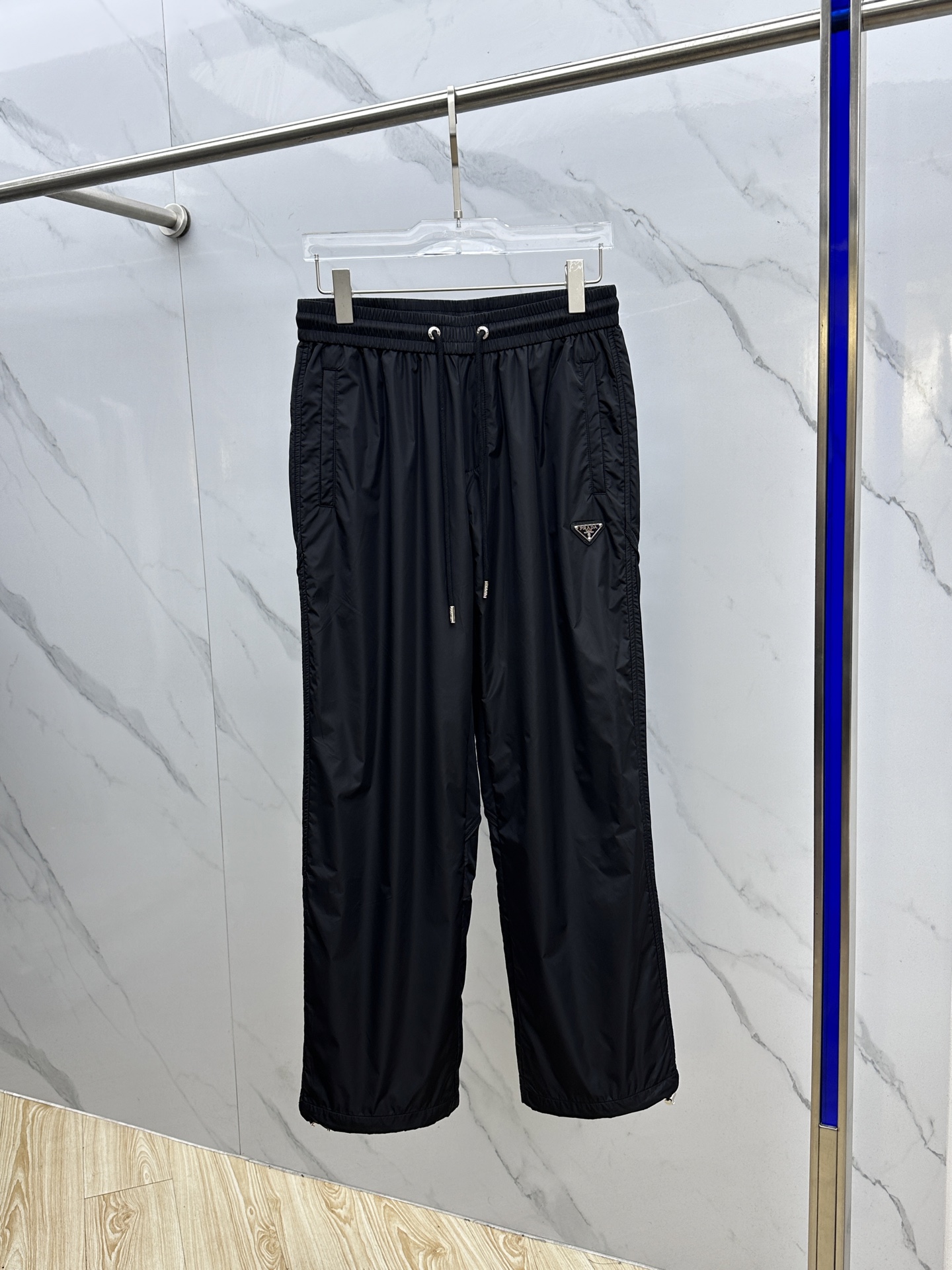 🆕Prada普拉达、25秋冬新款~PD阔腿三角标双层 。 当时尚与舒适完美邂逅，Pra**阔腿三角标双层