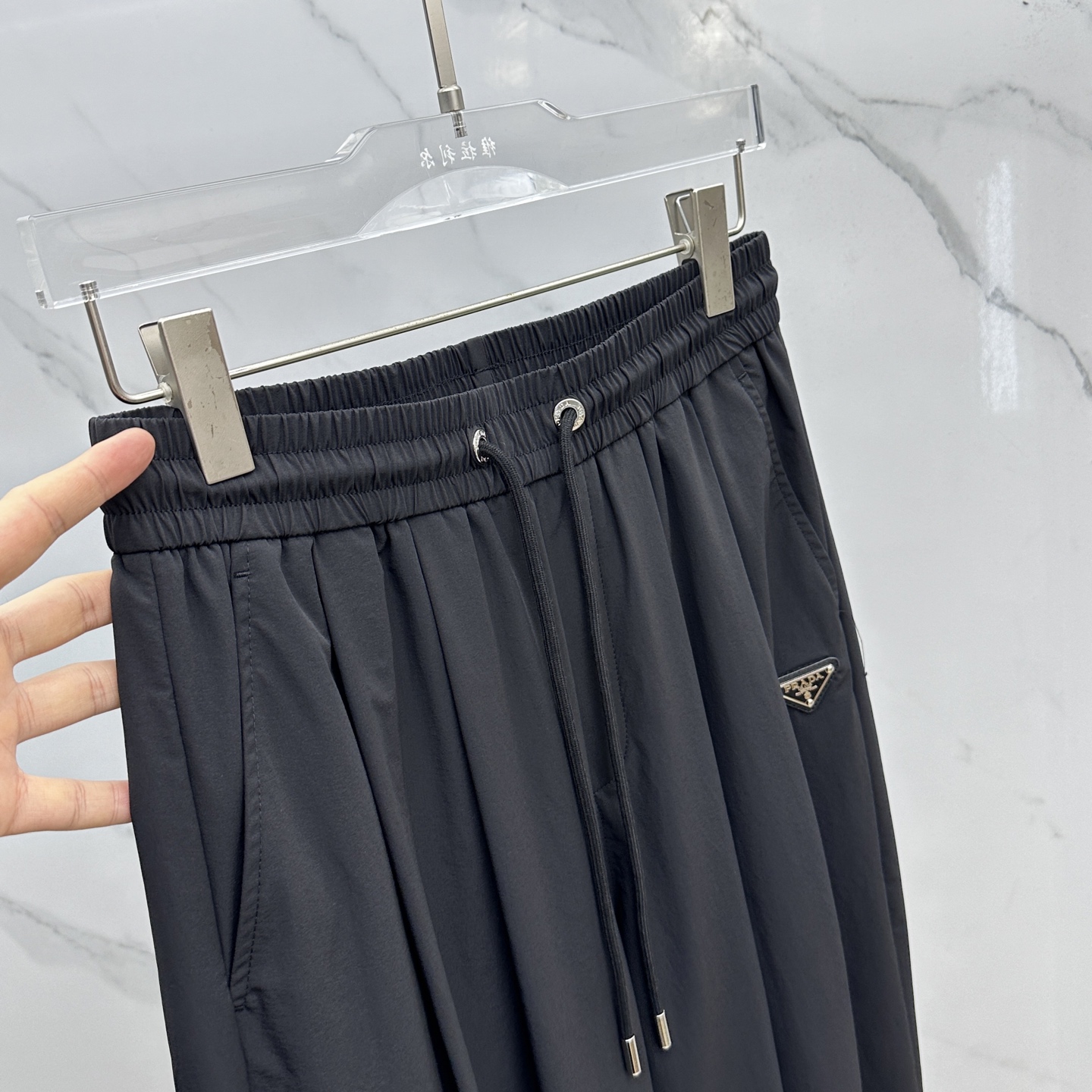 🆕Prada普拉达、25秋冬新款~PD阔腿三角标双层 。 当时尚与舒适完美邂逅，Pra**阔腿三角标双层