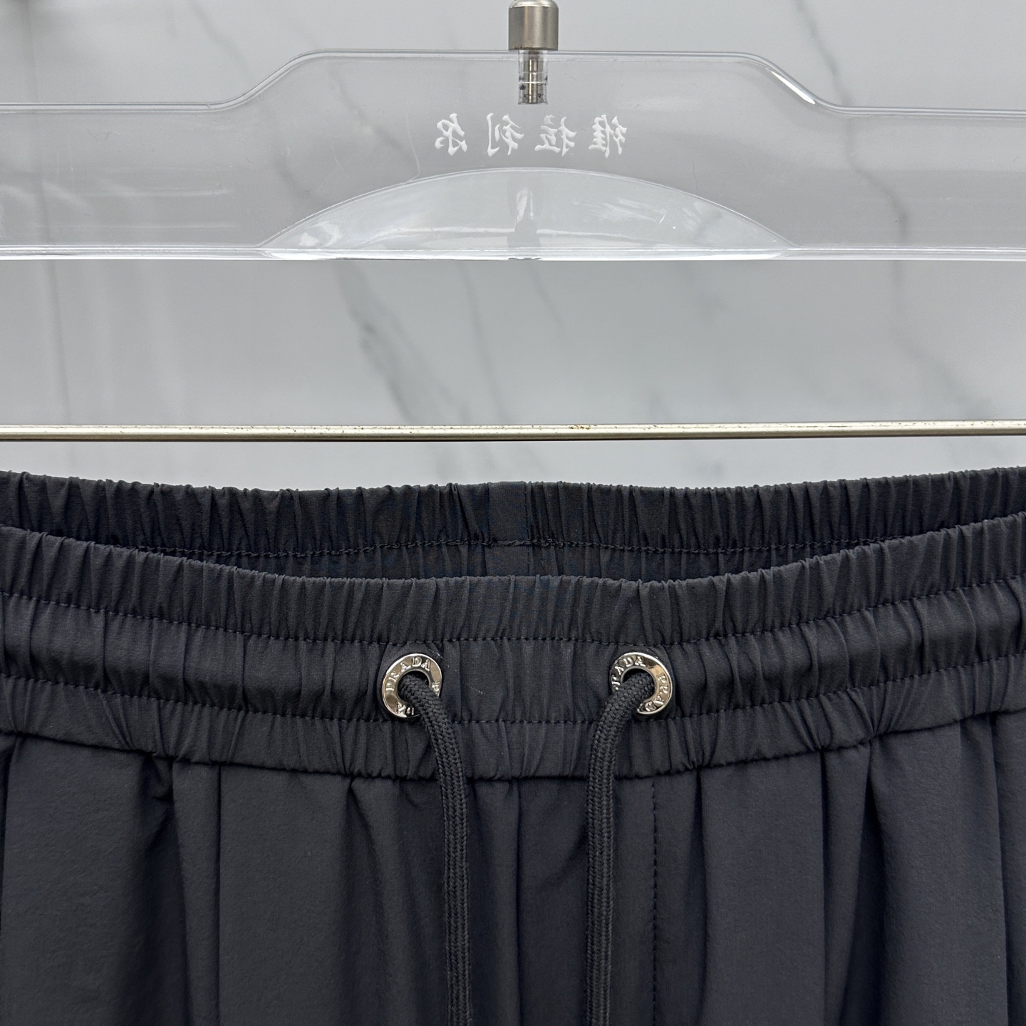 🆕Prada普拉达、25秋冬新款~PD阔腿三角标双层 。 当时尚与舒适完美邂逅，Pra**阔腿三角标双层