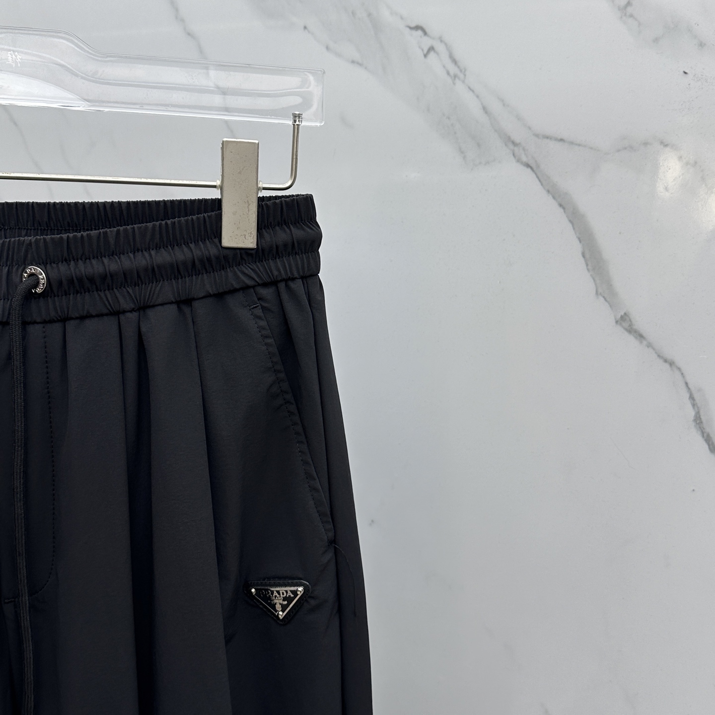 🆕Prada普拉达、25秋冬新款~PD阔腿三角标双层 。 当时尚与舒适完美邂逅，Pra**阔腿三角标双层