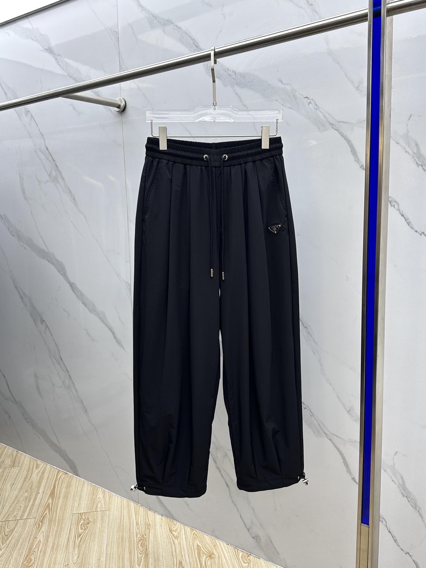 NO:548703,Prada, 25 autumn and winter new model ~ PD wide-leg triangle double-layer. When fashion and comfort are perfect, Pra** wide-leg triangle double-layer came into being. This model, selected cotton material, is not only skin-friendly and breathable, but also has excellent moisture absorption, which can keep you comfortable and comfortable at all times. The iconic triangle logo embellishes the trouser body, instantly improving the overall recognition and highlighting the unique brand charm of Prada. The wide wide-leg pattern design is not only full of fashion, but also cleverly modifying the leg lines. The drawstring design at the waist is matched with elastic elastic bands, which can freely adjust the waist to meet different body needs. The detailed design at the trouser legs adds a bit of casualness and unruly. The double-layer structure not only enriches the visual level, but also achieves an upgrade in texture. 023 Size M-3XL,,prada,prada,alexander wang19860909Prada普拉达、25秋冬新款~PD阔腿三角标双层. 当时尚与舒适完美邂逅,Pra**阔腿三角标双层应运而生.这款,甄选棉材质,不仅亲肤透气,还具备出色的吸湿性 ,能让你时刻保持自在舒爽. 标志性的三角徽标点缀于裤身,瞬间提升整体辨识度,彰显Prada的独特品牌魅力.宽大的阔腿版型设计,不仅充满时尚感,还能巧妙修饰腿部线条.腰部的抽绳设计,搭配弹性松紧带,可自由调节腰围,满足不同身材需求.裤脚处的细节设计,增添了几分随性与不羁.双层结构不仅丰富了视觉层次,更在质感上实现了升级 .023 尺码M-3XL,,prada,prada,alexander wang,Men's clothing