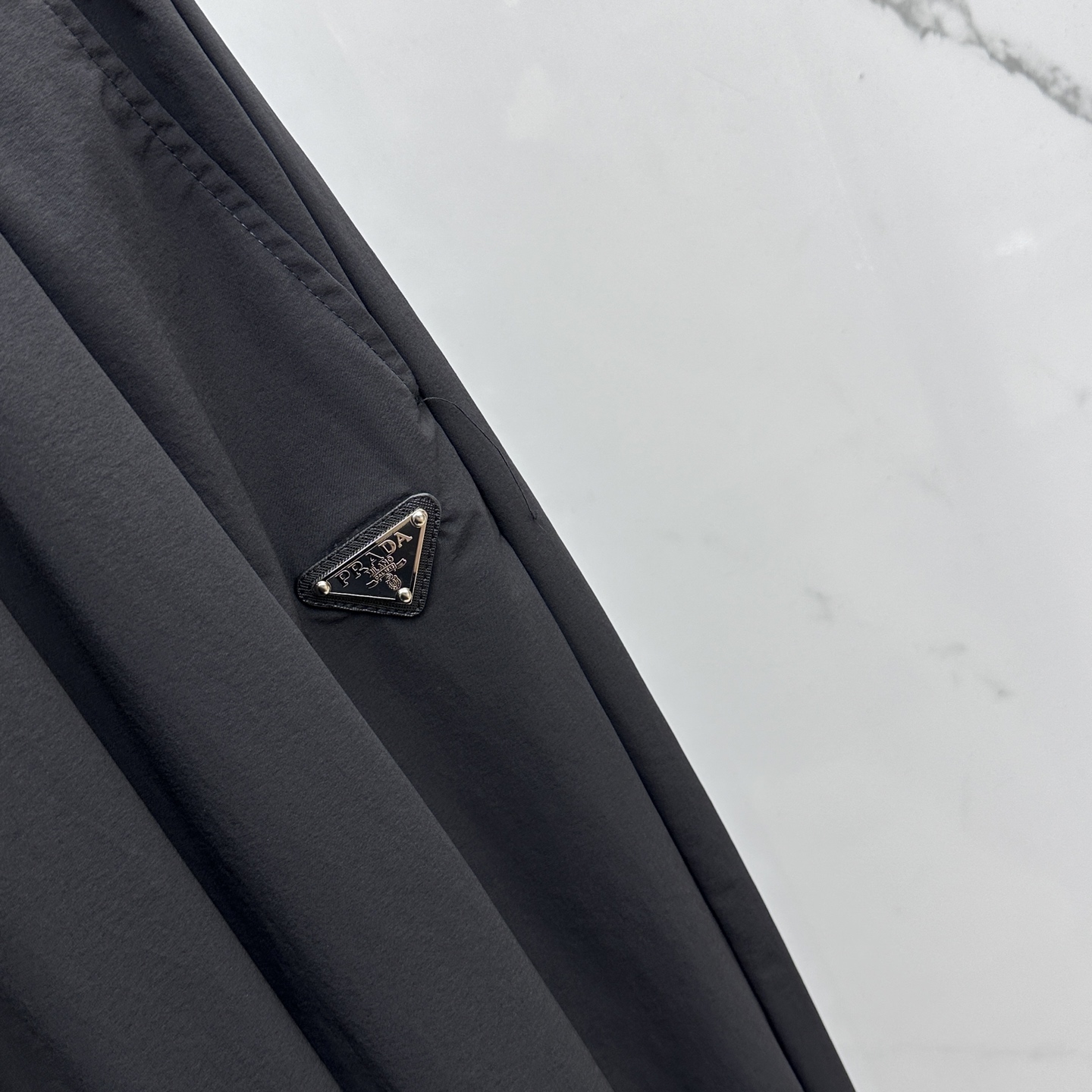 🆕Prada普拉达、25秋冬新款~PD阔腿三角标双层 。 当时尚与舒适完美邂逅，Pra**阔腿三角标双层