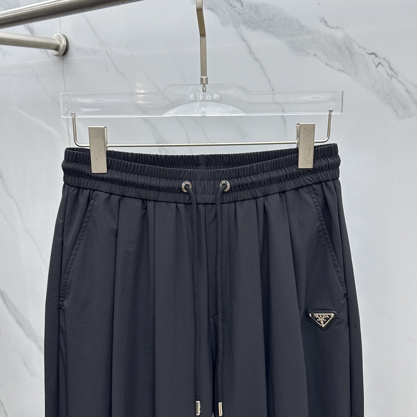 🆕Prada普拉达、25秋冬新款~PD阔腿三角标双层 。 当时尚与舒适完美邂逅，Pra**阔腿三角标双层