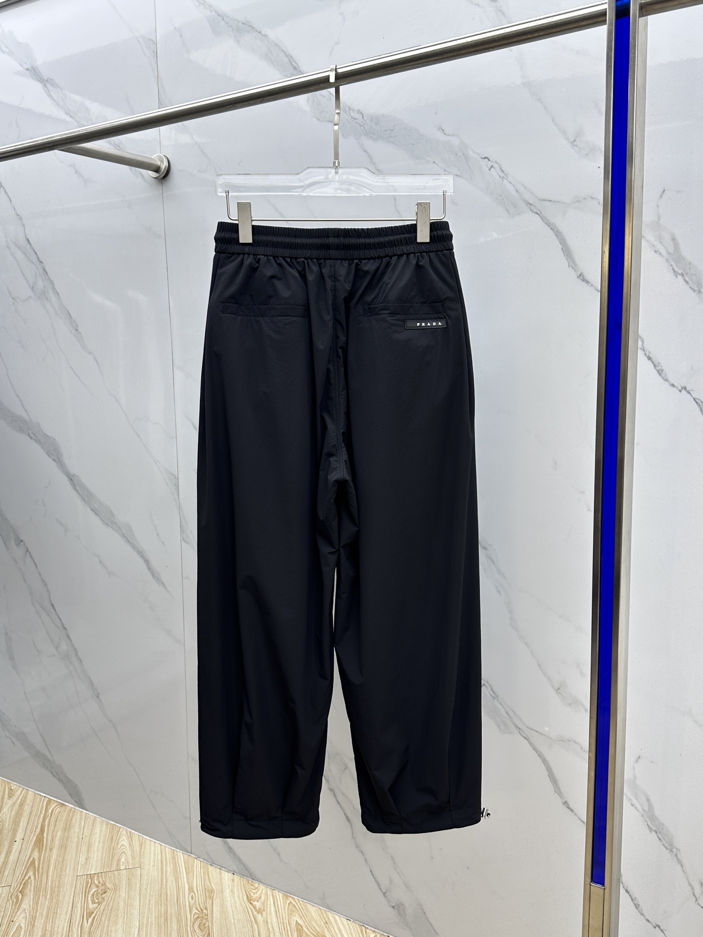 🆕Prada普拉达、25秋冬新款~PD阔腿三角标双层 。 当时尚与舒适完美邂逅，Pra**阔腿三角标双层