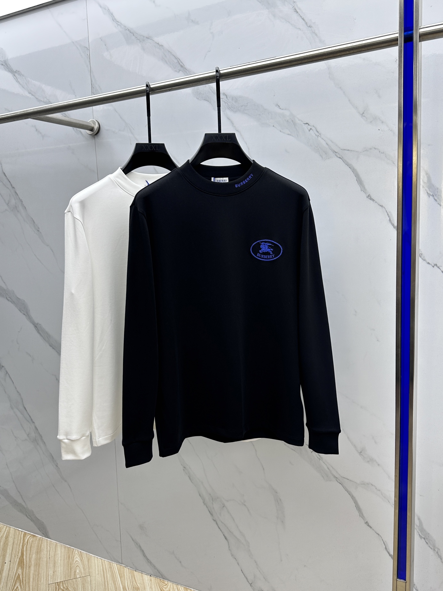 NO:566023,Burberry's 25FW new three-dimensional embroidered men's shirt for autumn and winter # focuses on the fabric. The fine grid texture is clearly visible on the surface, which is enough to highlight its high-end texture. It is wear-resistant and wrinkle-resistant and has good drape. It supports the entire pattern perfectly!  Breathability and convenience are of course not to mention, and it also has a certain degree of wrinkle resistance and stain resistance, which greatly reduces the convenience of daily care and storage. The soft, gentle but crisp gold fabric, and after the combination of the texture of the fabric itself, will slightly appear different under different lights.  The same color and texture allow you to be versatile and easily adapt to various occasions. The whole piece is simple and clean, the fit is neat and crisp, and the wearing effect is excellent. The delicate touch warmly cares for you in autumn and winter, and it is warm and wind-resistant. Whether it is worn alone or layered, it is a very versatile and practical style!  023 The classic straight version has a good effect on the upper body, and is classic and versatile. The classic embroidery details on the chest are embellished. I believe that you who have taste will be familiar with it!  Every detail is made with exquisite care and is a test of craftsmanship. Whether it is fabric cutting or craftsmanship, it fully embodies the brand's century-old history and skilled garment production technology. It is perfect in every aspect, with no flaws. The style is fashionable and versatile, and it can be used between leisure and business with ease. It is a must-have for quality control people.  Size M-3XL,,burberry,burberry,gold,alexander wang19860909Burberry巴宝莉 25FW秋冬新款 立体刺绣男士衫#把重心都放在了面料上,表面清晰可见的细格肌理,足以凸显出它的高级质感,耐磨抗皱垂感佳,将整件版型承托的极其完美！透气性跟便捷性自然不在话下,还具有一定的抗皱性与耐脏度,大大减少了日常中的打理与保存便捷性.柔软温和却挺括的黄金面料,并且经过面料本身的纹理组合之后,在不同光线下会轻微显现出不一样的色泽跟质感,让你百变多样轻松应对各种场合.整件都简洁干净,版型服帖挺括,穿着效果极佳.细腻触感温暖呵护秋冬季节的您,保暖抗风,不管是单穿还是内搭都是非常百搭又实穿的款式！023 经典的直筒版型上身效果好,同时经典百搭,胸前经典刺绣细节点缀,相信有品味的你们一定不会陌生！每一处细节都做的非常的精湛考究,极其考验工艺技巧,无论是从面料裁剪还是工艺制作都完全体现了品牌百年的深厚历史以及娴熟的成衣制作工艺,不管是从哪一个方面看都完美到极致,毫无缺点,风格时尚百搭,休闲商务之间游刃有余,品控族必入的类型,可遇而不可求！ 尺码M-3XL,,burberry,burberry,gold,alexander wang,Men's clothing