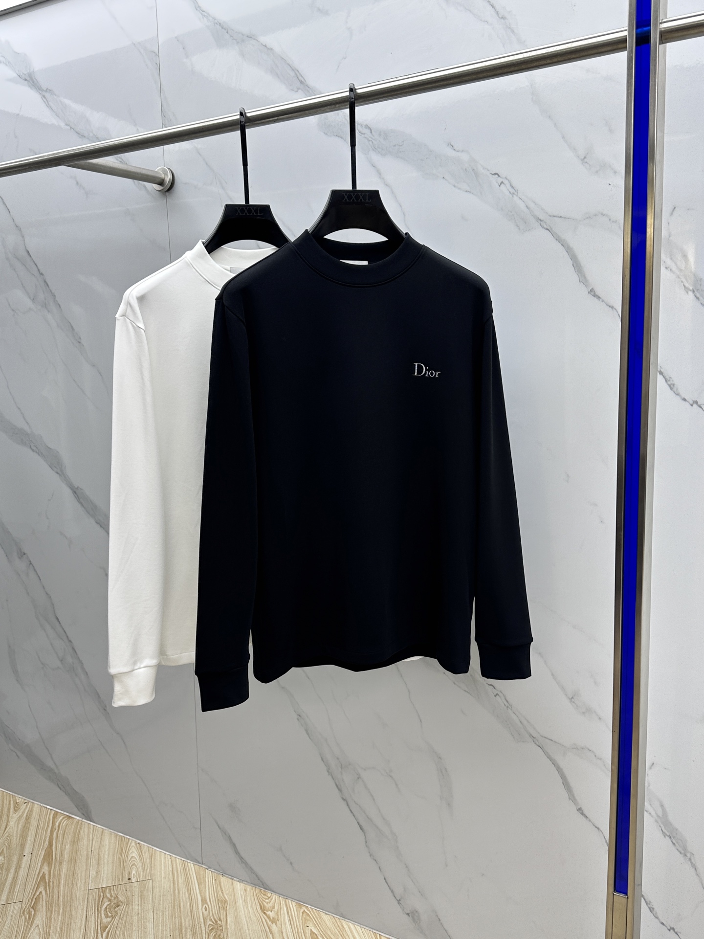 NO:566028,Dior Dior's new 25FW autumn and winter three-dimensional embroidered men's shirt # focuses on the fabric. The fine grid texture is clearly visible on the surface, which is enough to highlight its high-end texture. It is wear-resistant and wrinkle-resistant and has good drape. It supports the entire pattern perfectly!  Breathability and convenience are of course not to mention, and it also has a certain degree of wrinkle resistance and stain resistance, which greatly reduces the convenience of daily care and storage. The soft, gentle but crisp gold fabric, and after the combination of the texture of the fabric itself, will slightly appear different under different lights.  The same color and texture allow you to be versatile and easily adapt to various occasions. The whole piece is simple and clean, the fit is neat and crisp, and the wearing effect is excellent. The delicate touch warmly cares for you in autumn and winter, and it is warm and wind-resistant. Whether it is worn alone or layered, it is a very versatile and practical style!  023 The classic straight version has a good effect on the upper body, and is classic and versatile. The classic embroidery details on the chest are embellished. I believe that you who have taste will be familiar with it!  Every detail is made with exquisite care and is a test of craftsmanship. Whether it is fabric cutting or craftsmanship, it fully embodies the brand's century-old history and skilled garment production technology. It is perfect in every aspect, with no flaws. The style is fashionable and versatile, and it can be used between leisure and business with ease. It is a must-have for quality control people.  Size M-3XL,,dior,dior,gold,alexander wang19860909Dior迪奥 25FW秋冬新款 立体刺绣男士衫#把重心都放在了面料上,表面清晰可见的细格肌理,足以凸显出它的高级质感,耐磨抗皱垂感佳,将整件版型承托的极其完美！透气性跟便捷性自然不在话下,还具有一定的抗皱性与耐脏度,大大减少了日常中的打理与保存便捷性.柔软温和却挺括的黄金面料,并且经过面料本身的纹理组合之后,在不同光线下会轻微显现出不一样的色泽跟质感,让你百变多样轻松应对各种场合.整件都简洁干净,版型服帖挺括,穿着效果极佳.细腻触感温暖呵护秋冬季节的您,保暖抗风,不管是单穿还是内搭都是非常百搭又实穿的款式！023 经典的直筒版型上身效果好,同时经典百搭,胸前经典刺绣细节点缀,相信有品味的你们一定不会陌生！每一处细节都做的非常的精湛考究,极其考验工艺技巧,无论是从面料裁剪还是工艺制作都完全体现了品牌百年的深厚历史以及娴熟的成衣制作工艺,不管是从哪一个方面看都完美到极致,毫无缺点,风格时尚百搭,休闲商务之间游刃有余,品控族必入的类型,可遇而不可求！ 尺码M-3XL,,dior,dior,gold,alexander wang,Men's clothing