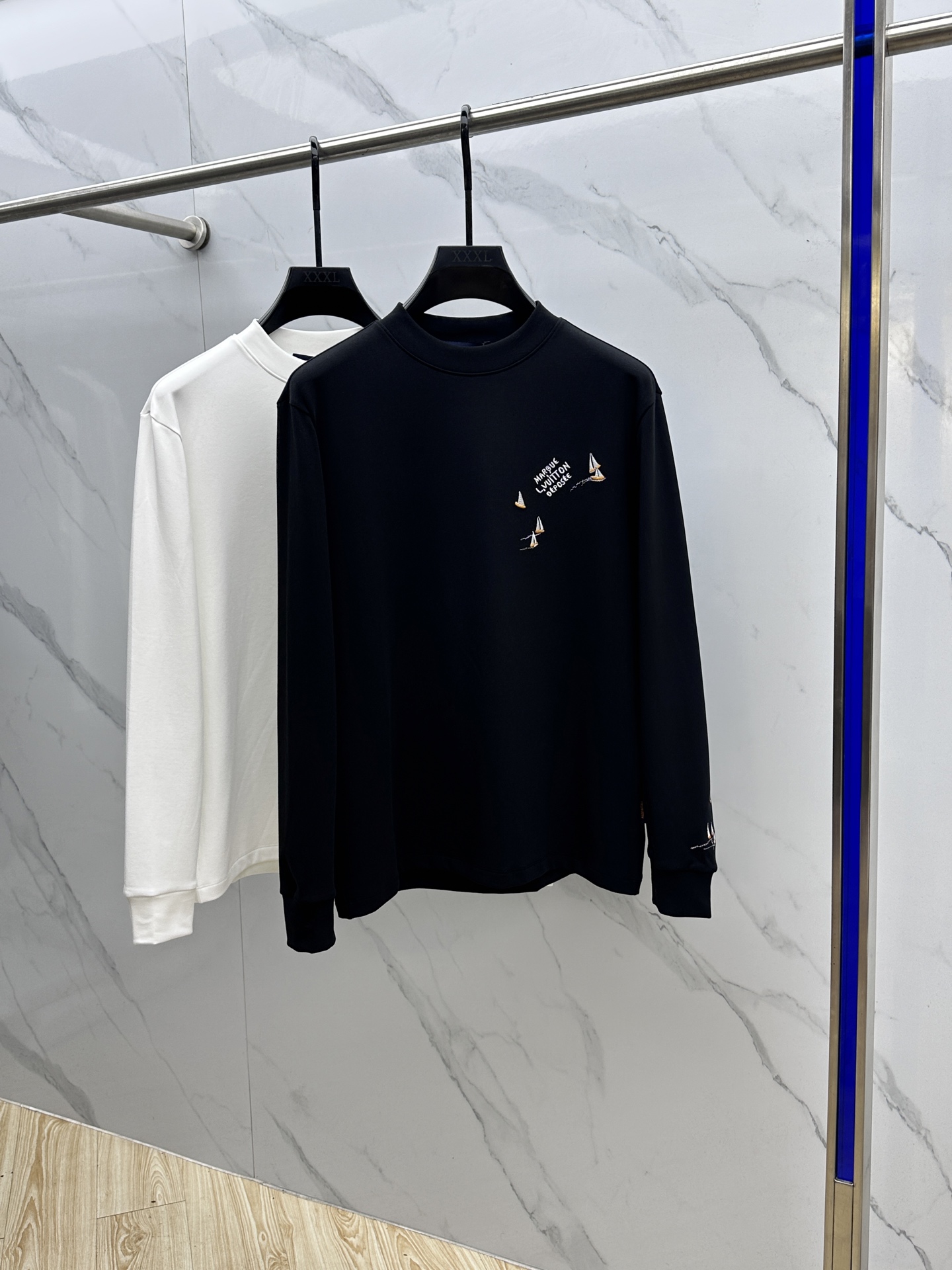 NO:566033,LV Louis Vuitton's new 25FW autumn and winter three-dimensional embroidered men's shirt# focuses on the fabric. The fine grid texture clearly visible on the surface is enough to highlight its high-end texture. It is wear-resistant and wrinkle-resistant and has good drape. It supports the entire shape perfectly!  Breathability and convenience are of course not to mention, and it also has a certain degree of wrinkle resistance and stain resistance, which greatly reduces the convenience of daily care and storage. The soft, gentle but crisp gold fabric, and after the combination of the texture of the fabric itself, will slightly appear different under different lights.  The same color and texture allow you to be versatile and easily adapt to various occasions. The whole piece is simple and clean, the fit is neat and crisp, and the wearing effect is excellent. The delicate touch warmly cares for you in autumn and winter, and it is warm and wind-resistant. Whether it is worn alone or layered, it is a very versatile and practical style!  023 The classic straight version has a good effect on the upper body, and is classic and versatile. The classic embroidery details on the chest are embellished. I believe that you who have taste will be familiar with it!  Every detail is made with exquisite care and is a test of craftsmanship. Whether it is fabric cutting or craftsmanship, it fully embodies the brand's century-old history and skilled garment production technology. It is perfect in every aspect, with no flaws. The style is fashionable and versatile, and it can be used between leisure and business with ease. It is a must-have for quality control people.  Size M-3XL,,louis vuitton,louis vuitton,gold,alexander wang19860909LV路易威登 25FW秋冬新款 立体刺绣男士衫#把重心都放在了面料上,表面清晰可见的细格肌理,足以凸显出它的高级质感,耐磨抗皱垂感佳,将整件版型承托的极其完美！透气性跟便捷性自然不在话下,还具有一定的抗皱性与耐脏度,大大减少了日常中的打理与保存便捷性.柔软温和却挺括的黄金面料,并且经过面料本身的纹理组合之后,在不同光线下会轻微显现出不一样的色泽跟质感,让你百变多样轻松应对各种场合.整件都简洁干净,版型服帖挺括,穿着效果极佳.细腻触感温暖呵护秋冬季节的您,保暖抗风,不管是单穿还是内搭都是非常百搭又实穿的款式！023 经典的直筒版型上身效果好,同时经典百搭,胸前经典刺绣细节点缀,相信有品味的你们一定不会陌生！每一处细节都做的非常的精湛考究,极其考验工艺技巧,无论是从面料裁剪还是工艺制作都完全体现了品牌百年的深厚历史以及娴熟的成衣制作工艺,不管是从哪一个方面看都完美到极致,毫无缺点,风格时尚百搭,休闲商务之间游刃有余,品控族必入的类型,可遇而不可求！ 尺码M-3XL,,louis vuitton,louis vuitton,gold,alexander wang,Men's clothing