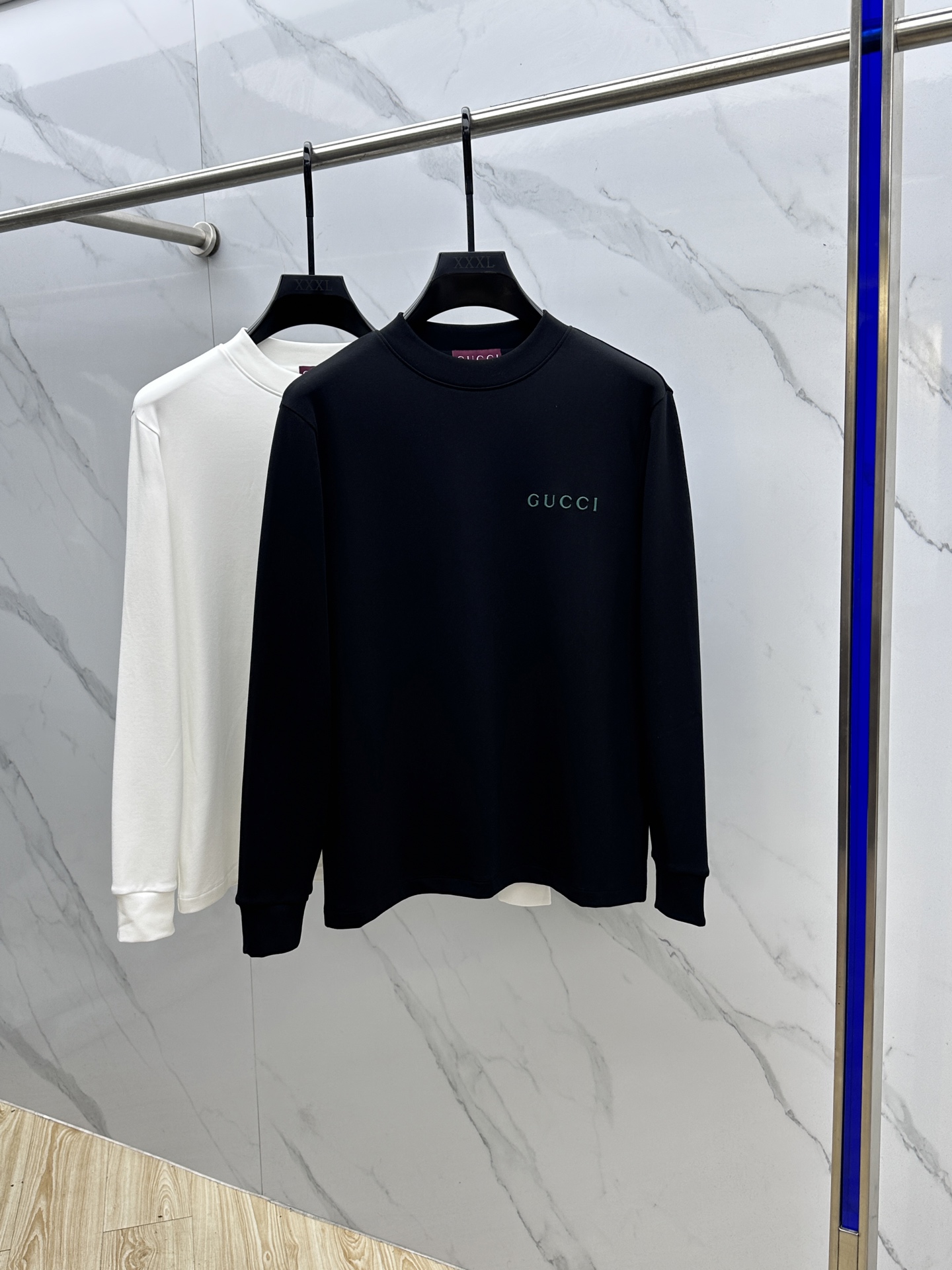 NO:566038,GUCCI Gucci's 25FW new autumn and winter three-dimensional embroidered men's shirt# puts the focus on the fabric. The fine grid texture clearly visible on the surface is enough to highlight its high-end texture. It is wear-resistant and wrinkle-resistant and has good drape. It supports the entire pattern perfectly!  Breathability and convenience are of course not to mention, and it also has a certain degree of wrinkle resistance and stain resistance, which greatly reduces the convenience of daily care and storage. The soft, gentle but crisp gold fabric, and after the combination of the texture of the fabric itself, will slightly appear different under different lights.  The same color and texture allow you to be versatile and easily adapt to various occasions. The whole piece is simple and clean, the fit is neat and crisp, and the wearing effect is excellent. The delicate touch warmly cares for you in autumn and winter, and it is warm and wind-resistant. Whether it is worn alone or layered, it is a very versatile and practical style!  023 The classic straight version has a good effect on the upper body, and is classic and versatile. The classic embroidery details on the chest are embellished. I believe that you who have taste will be familiar with it!  Every detail is made with exquisite care and is a test of craftsmanship. Whether it is fabric cutting or craftsmanship, it fully embodies the brand's century-old history and skilled garment production technology. It is perfect in every aspect, with no flaws. The style is fashionable and versatile, and it can be used between leisure and business with ease. It is a must-have for quality control people.  Size M-3XL,,gucci,gucci,gold,alexander wang19860909GUCCI古驰 25FW秋冬新款 立体刺绣男士衫#把重心都放在了面料上,表面清晰可见的细格肌理,足以凸显出它的高级质感,耐磨抗皱垂感佳,将整件版型承托的极其完美！透气性跟便捷性自然不在话下,还具有一定的抗皱性与耐脏度,大大减少了日常中的打理与保存便捷性.柔软温和却挺括的黄金面料,并且经过面料本身的纹理组合之后,在不同光线下会轻微显现出不一样的色泽跟质感,让你百变多样轻松应对各种场合.整件都简洁干净,版型服帖挺括,穿着效果极佳.细腻触感温暖呵护秋冬季节的您,保暖抗风,不管是单穿还是内搭都是非常百搭又实穿的款式！023 经典的直筒版型上身效果好,同时经典百搭,胸前经典刺绣细节点缀,相信有品味的你们一定不会陌生！每一处细节都做的非常的精湛考究,极其考验工艺技巧,无论是从面料裁剪还是工艺制作都完全体现了品牌百年的深厚历史以及娴熟的成衣制作工艺,不管是从哪一个方面看都完美到极致,毫无缺点,风格时尚百搭,休闲商务之间游刃有余,品控族必入的类型,可遇而不可求！ 尺码M-3XL,,gucci,gucci,gold,alexander wang,Men's clothing