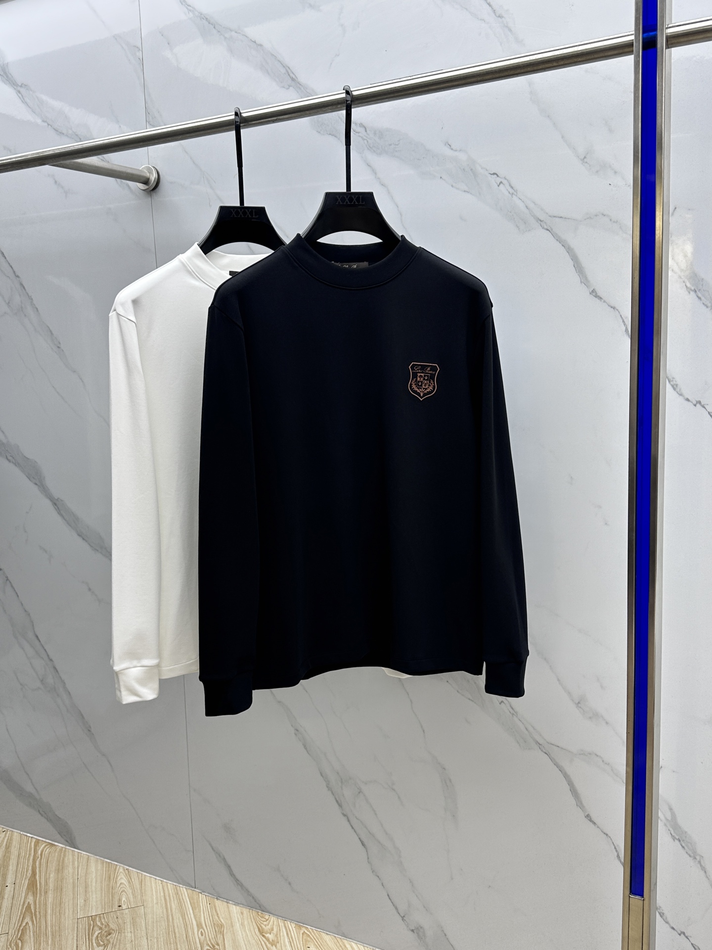 NO:566042,LFW's new autumn and winter three-dimensional embroidered men's shirt # focuses on the fabric. The fine grid texture is clearly visible on the surface, which is enough to highlight its high-end texture. It is wear-resistant and wrinkle-resistant and has good drape. It supports the entire pattern perfectly!  Breathability and convenience are of course not to mention, and it also has a certain degree of wrinkle resistance and stain resistance, which greatly reduces the convenience of daily care and storage. The soft, gentle but crisp gold fabric, and after the combination of the texture of the fabric itself, will slightly appear different under different lights.  The same color and texture allow you to be versatile and easily adapt to various occasions. The whole piece is simple and clean, the fit is neat and crisp, and the wearing effect is excellent. The delicate touch warmly cares for you in autumn and winter, and it is warm and wind-resistant. Whether it is worn alone or layered, it is a very versatile and practical style!  023 The classic straight version has a good effect on the upper body, and is classic and versatile. The classic embroidery details on the chest are embellished. I believe that you who have taste will be familiar with it!  Every detail is made with exquisite care and is a test of craftsmanship. Whether it is fabric cutting or craftsmanship, it fully embodies the brand's century-old history and skilled garment production technology. It is perfect in every aspect, with no flaws. The style is fashionable and versatile, and it can be used between leisure and business with ease. It is a must-have for quality control people.  Size M-3XL,,gold,alexander wang19860909LFW秋冬新款 立体刺绣男士衫#把重心都放在了面料上,表面清晰可见的细格肌理,足以凸显出它的高级质感,耐磨抗皱垂感佳,将整件版型承托的极其完美！透气性跟便捷性自然不在话下,还具有一定的抗皱性与耐脏度,大大减少了日常中的打理与保存便捷性.柔软温和却挺括的黄金面料,并且经过面料本身的纹理组合之后,在不同光线下会轻微显现出不一样的色泽跟质感,让你百变多样轻松应对各种场合.整件都简洁干净,版型服帖挺括,穿着效果极佳.细腻触感温暖呵护秋冬季节的您,保暖抗风,不管是单穿还是内搭都是非常百搭又实穿的款式！023 经典的直筒版型上身效果好,同时经典百搭,胸前经典刺绣细节点缀,相信有品味的你们一定不会陌生！每一处细节都做的非常的精湛考究,极其考验工艺技巧,无论是从面料裁剪还是工艺制作都完全体现了品牌百年的深厚历史以及娴熟的成衣制作工艺,不管是从哪一个方面看都完美到极致,毫无缺点,风格时尚百搭,休闲商务之间游刃有余,品控族必入的类型,可遇而不可求！ 尺码M-3XL,,gold,alexander wang,Men's clothing