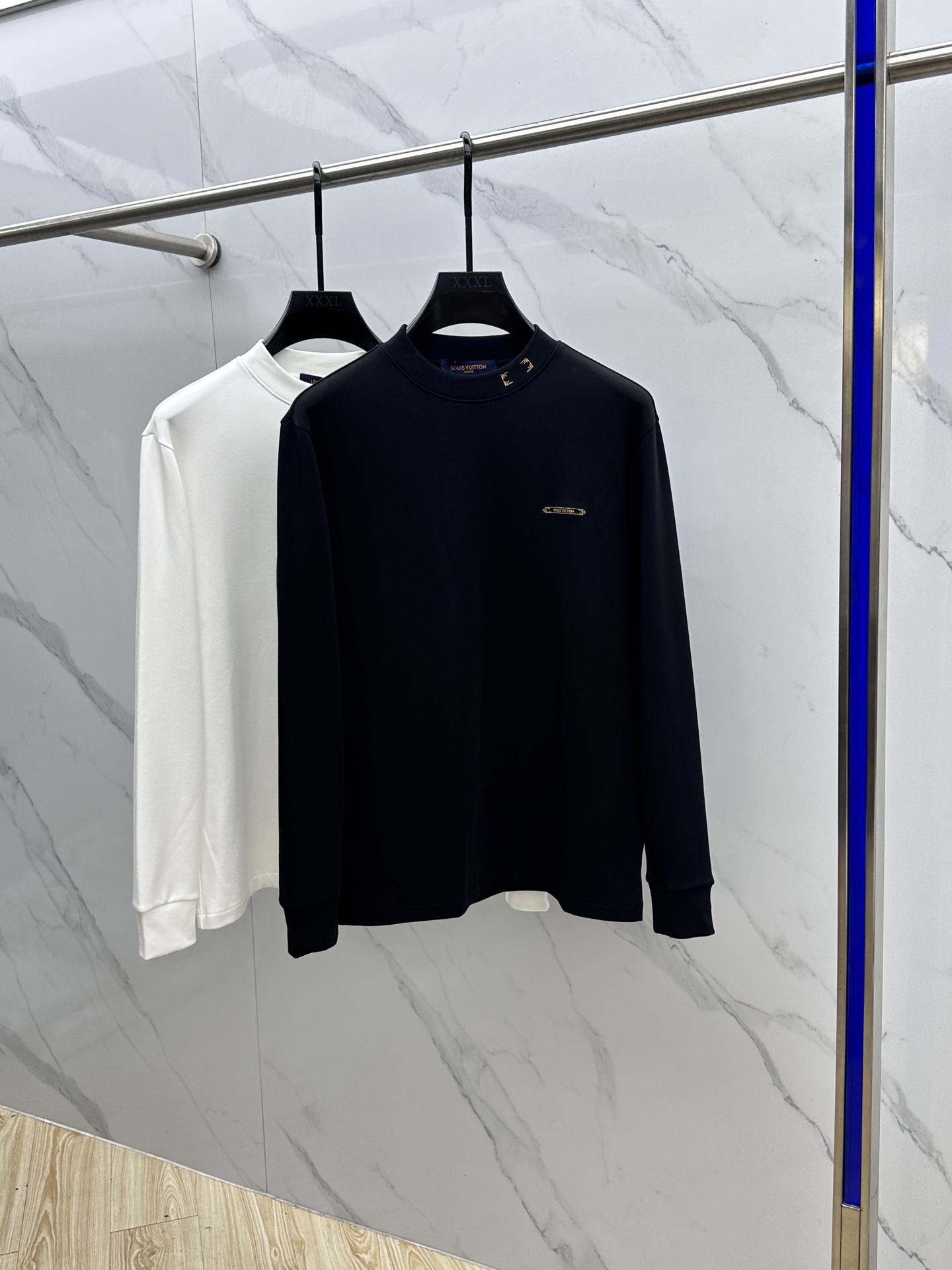 NO:566046,LV Louis Vuitton's new 25FW autumn and winter three-dimensional embroidered men's shirt# focuses on the fabric. The fine grid texture clearly visible on the surface is enough to highlight its high-end texture. It is wear-resistant and wrinkle-resistant and has good drape. It supports the entire shape perfectly!  Breathability and convenience are of course not to mention, and it also has a certain degree of wrinkle resistance and stain resistance, which greatly reduces the convenience of daily care and storage. The soft, gentle but crisp gold fabric, and after the combination of the texture of the fabric itself, will slightly appear different under different lights.  The same color and texture allow you to be versatile and easily adapt to various occasions. The whole piece is simple and clean, the fit is neat and crisp, and the wearing effect is excellent. The delicate touch warmly cares for you in autumn and winter, and it is warm and wind-resistant. Whether it is worn alone or layered, it is a very versatile and practical style!  023 The classic straight version has a good effect on the upper body, and is classic and versatile. The classic embroidery details on the chest are embellished. I believe that you who have taste will be familiar with it!  Every detail is made with exquisite care and is a test of craftsmanship. Whether it is fabric cutting or craftsmanship, it fully embodies the brand's century-old history and skilled garment production technology. It is perfect in every aspect, with no flaws. The style is fashionable and versatile, and it can be used between leisure and business with ease. It is a must-have for quality control people.  Size M-3XL,,louis vuitton,louis vuitton,gold,alexander wang19860909LV路易威登 25FW秋冬新款 立体刺绣男士衫#把重心都放在了面料上,表面清晰可见的细格肌理,足以凸显出它的高级质感,耐磨抗皱垂感佳,将整件版型承托的极其完美！透气性跟便捷性自然不在话下,还具有一定的抗皱性与耐脏度,大大减少了日常中的打理与保存便捷性.柔软温和却挺括的黄金面料,并且经过面料本身的纹理组合之后,在不同光线下会轻微显现出不一样的色泽跟质感,让你百变多样轻松应对各种场合.整件都简洁干净,版型服帖挺括,穿着效果极佳.细腻触感温暖呵护秋冬季节的您,保暖抗风,不管是单穿还是内搭都是非常百搭又实穿的款式！023 经典的直筒版型上身效果好,同时经典百搭,胸前经典刺绣细节点缀,相信有品味的你们一定不会陌生！每一处细节都做的非常的精湛考究,极其考验工艺技巧,无论是从面料裁剪还是工艺制作都完全体现了品牌百年的深厚历史以及娴熟的成衣制作工艺,不管是从哪一个方面看都完美到极致,毫无缺点,风格时尚百搭,休闲商务之间游刃有余,品控族必入的类型,可遇而不可求！ 尺码M-3XL,,louis vuitton,louis vuitton,gold,alexander wang,Men's clothing