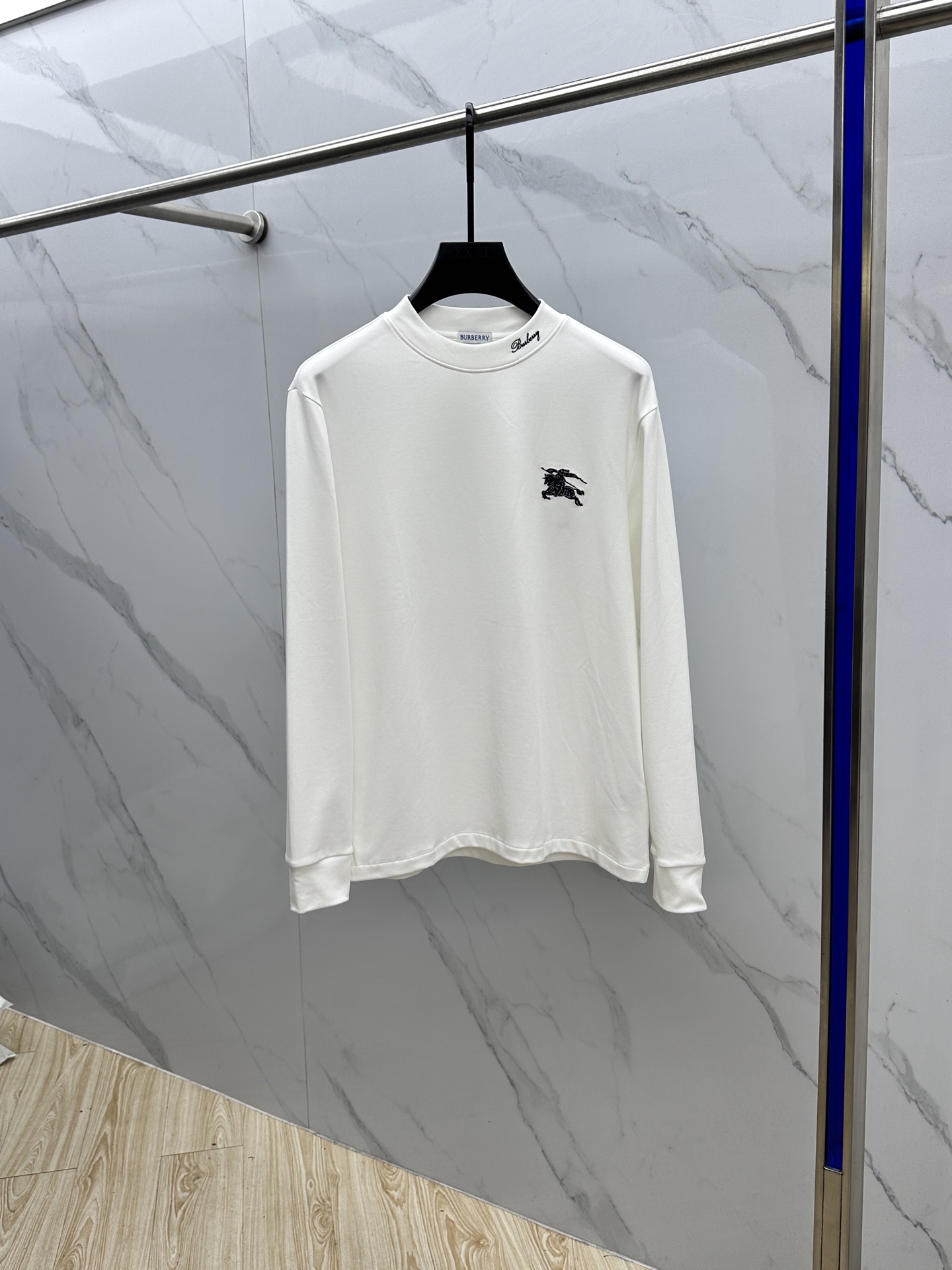 NO:566000,Burberry's 25FW new three-dimensional embroidered men's shirt for autumn and winter # focuses on the fabric. The fine grid texture is clearly visible on the surface, which is enough to highlight its high-end texture. It is wear-resistant and wrinkle-resistant and has good drape. It supports the entire pattern perfectly!  Breathability and convenience are of course not to mention, and it also has a certain degree of wrinkle resistance and stain resistance, which greatly reduces the convenience of daily care and storage. The soft, gentle but crisp gold fabric, and after the combination of the texture of the fabric itself, will slightly appear different under different lights.  The same color and texture allow you to be versatile and easily adapt to various occasions. The whole piece is simple and clean, the fit is neat and crisp, and the wearing effect is excellent. The delicate touch warmly cares for you in autumn and winter, and it is warm and wind-resistant. Whether it is worn alone or layered, it is a very versatile and practical style!  023 The classic straight version has a good effect on the upper body, and is classic and versatile. The classic embroidery details on the chest are embellished. I believe that you who have taste will be familiar with it!  Every detail is made with exquisite care and is a test of craftsmanship. Whether it is fabric cutting or craftsmanship, it fully embodies the brand's century-old history and skilled garment production technology. It is perfect in every aspect, with no flaws. The style is fashionable and versatile, and it can be used between leisure and business with ease. It is a must-have for quality control people.  Size M-3XL,,burberry,burberry,gold,alexander wang19860909Burberry巴宝莉 25FW秋冬新款 立体刺绣男士衫#把重心都放在了面料上,表面清晰可见的细格肌理,足以凸显出它的高级质感,耐磨抗皱垂感佳,将整件版型承托的极其完美！透气性跟便捷性自然不在话下,还具有一定的抗皱性与耐脏度,大大减少了日常中的打理与保存便捷性.柔软温和却挺括的黄金面料,并且经过面料本身的纹理组合之后,在不同光线下会轻微显现出不一样的色泽跟质感,让你百变多样轻松应对各种场合.整件都简洁干净,版型服帖挺括,穿着效果极佳.细腻触感温暖呵护秋冬季节的您,保暖抗风,不管是单穿还是内搭都是非常百搭又实穿的款式！023 经典的直筒版型上身效果好,同时经典百搭,胸前经典刺绣细节点缀,相信有品味的你们一定不会陌生！每一处细节都做的非常的精湛考究,极其考验工艺技巧,无论是从面料裁剪还是工艺制作都完全体现了品牌百年的深厚历史以及娴熟的成衣制作工艺,不管是从哪一个方面看都完美到极致,毫无缺点,风格时尚百搭,休闲商务之间游刃有余,品控族必入的类型,可遇而不可求！ 尺码M-3XL,,burberry,burberry,gold,alexander wang,Men's clothing