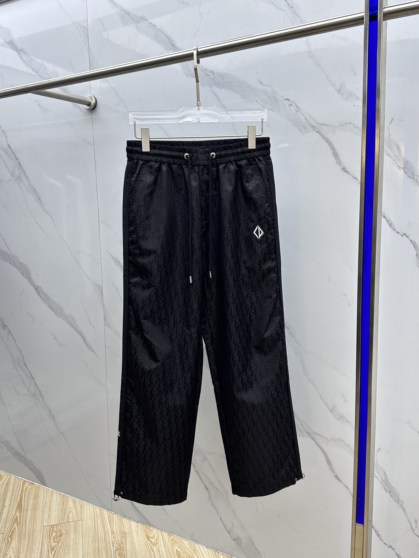 NO:566004,Dior Dior  2025SS early autumn classic dark flower casual pants. From the material point of view, they are made of polyester. They have high quality. They not only have excellent drape, but also have good wear resistance and wrinkle resistance. They are very convenient for daily wear and care. The design is very careful. The double-layer dark flower throughout the body is low-key and full of details. Under the light, the dark flower is looming, exuding a unique high-end charm.  Taste. The drawstring design at the waist and the metal rope head with logo not only ensure the comfort and fit when wearing, but also add brand recognition to the whole. The brand logo on the side is simple and eye-catching, highlighting the classics and fashion. The version is a loose wide-leg type, which is friendly to all kinds of leg types, can modify leg defects, and at the same time bring a free and unrestrained wearing experience. 023  Size M-3XL,,dior,dior,alexander   wang19860909Dior迪奥 2025SS早秋层经典暗花休闲裤,从材质来看,采用涤纶打造,质感上乘,不仅有着出色的垂坠感,还具备良好的耐磨性与抗皱性,日常穿着打理都很方便.设计上十分用心,通体的双层暗花,低调又充满细节感,在光线照射下,暗花若隐若现,散发着独特的高级韵味.腰间的抽绳设计,搭配带有标识的金属绳头,既保证了穿着时的舒适度与贴合度,又为整体增添了品牌辨识度.侧边的品牌标识,简洁醒目,彰显着的经典与时尚.版型是宽松的阔腿型,对各种腿型都很友好,能够修饰腿型缺陷,同时带来自在无拘的穿着体验.023 尺码M-3XL,,dior,dior,alexander wang,Men's clothing