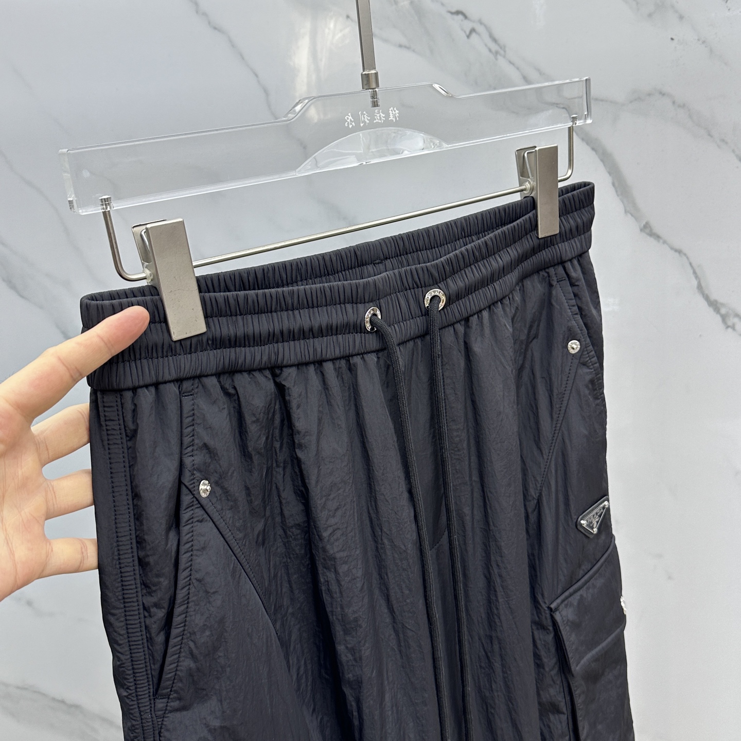 🆕Prada普拉达、25秋冬新款~PD阔腿三角标双层 。 当时尚与舒适完美邂逅，Pra**阔腿三角标双层