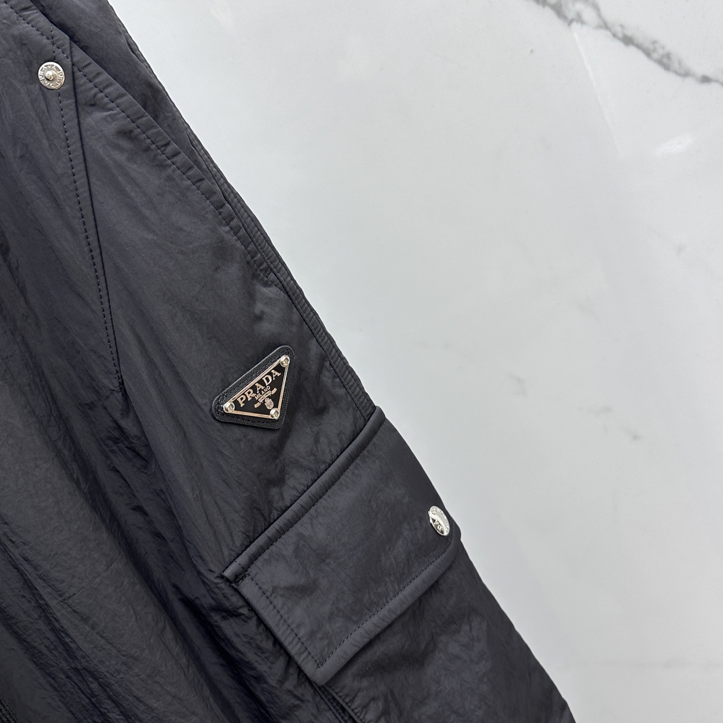 🆕Prada普拉达、25秋冬新款~PD阔腿三角标双层 。 当时尚与舒适完美邂逅，Pra**阔腿三角标双层