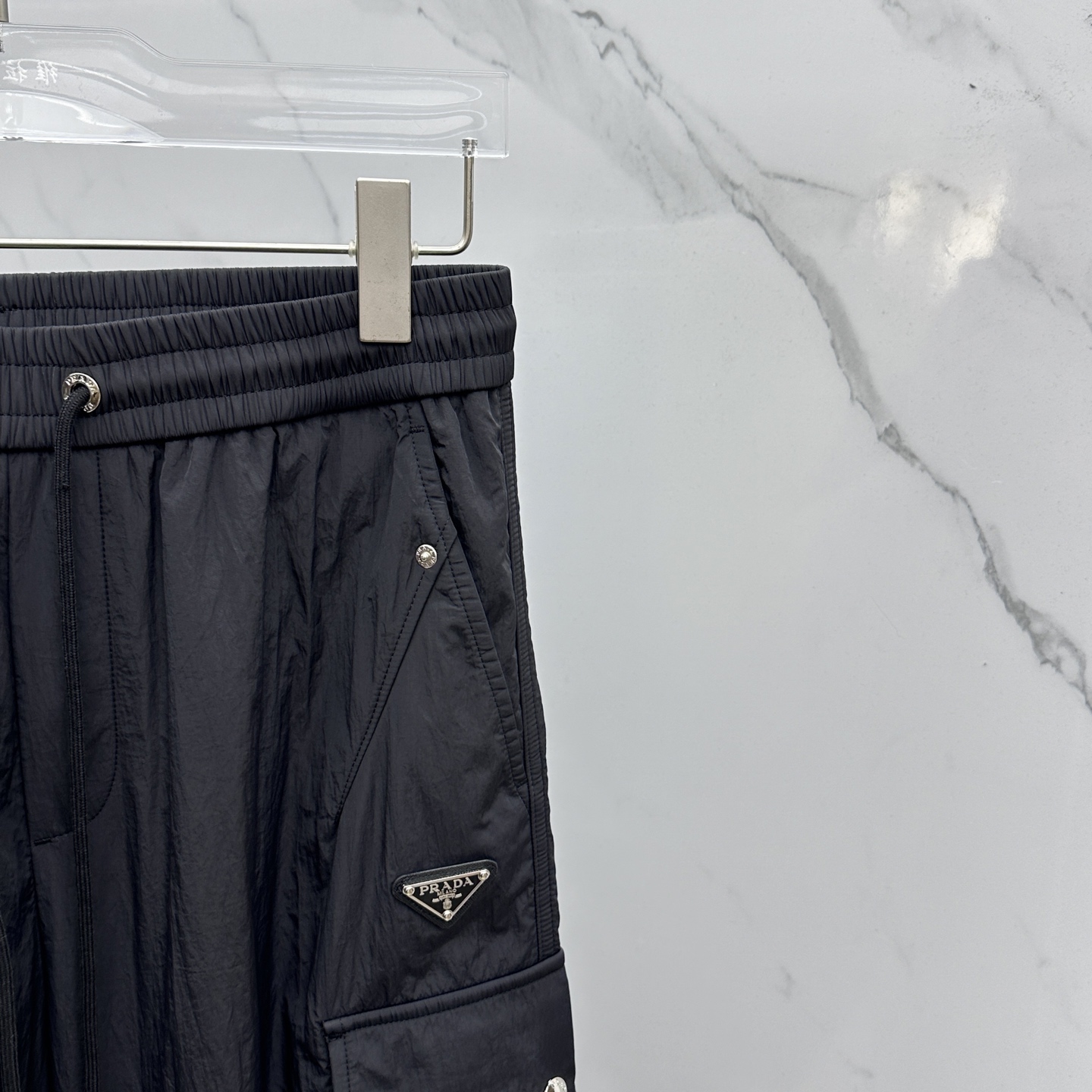 🆕Prada普拉达、25秋冬新款~PD阔腿三角标双层 。 当时尚与舒适完美邂逅，Pra**阔腿三角标双层