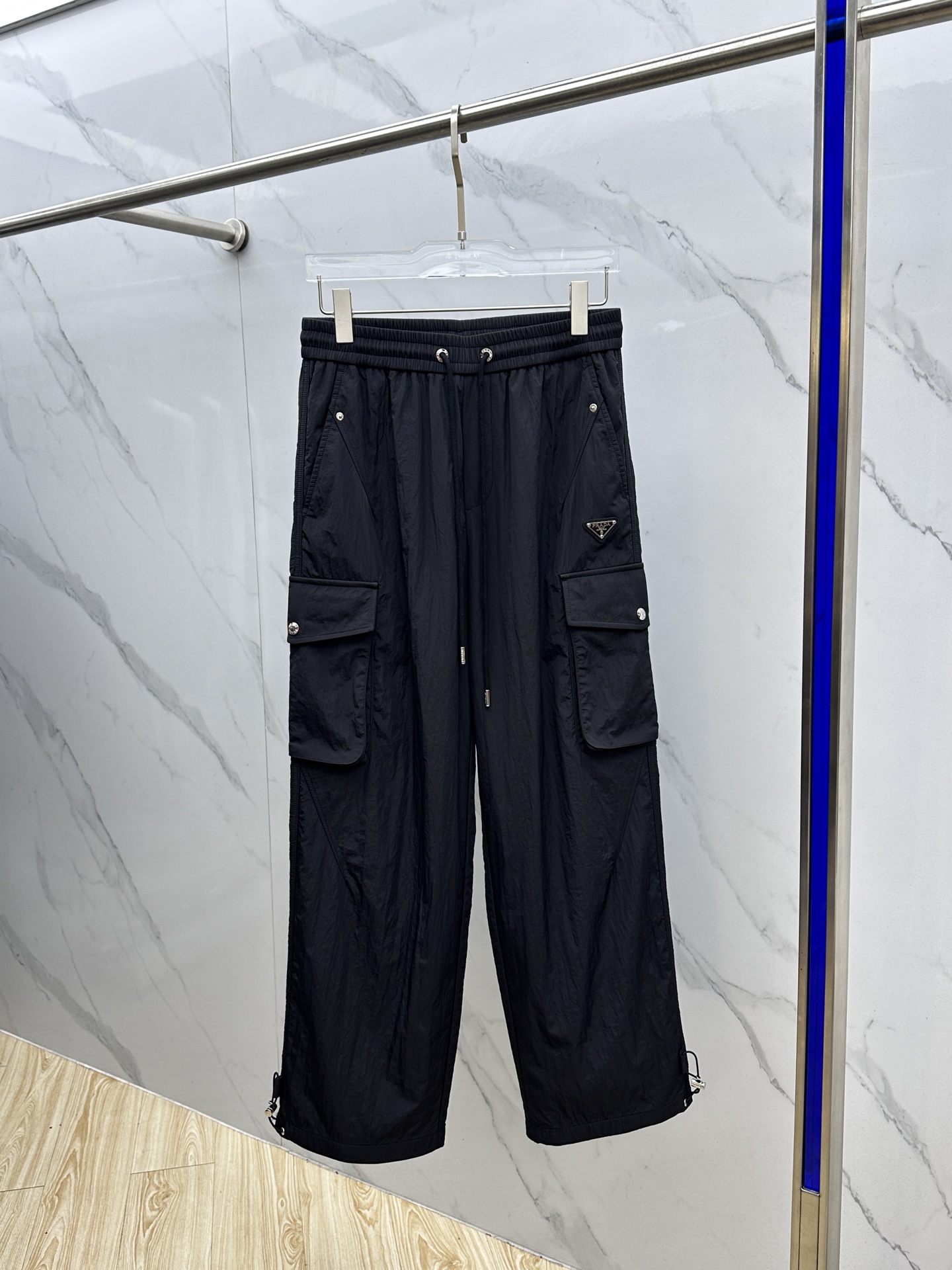 NO:566010,Prada, 25 autumn and winter new style~PD wide-leg triangle double-layer. When fashion and comfort perfectly meet, Prada wide-leg triangle double-layer comes into being. This model is made of high-end materials, which is not only skin-friendly and breathable, but also has excellent hygroscopicity, allowing you to stay comfortable and comfortable at all times.  The iconic triangle logo is embellished on the trousers, instantly enhancing the overall recognition and highlighting Prada's unique brand charm. The wide wide-leg design is not only full of fashion, but also cleverly modifies the leg lines. The drawstring design at the waist, with elastic elastic bands, can be freely adjusted to meet the needs of different body shapes. The detailed design at the trouser legs adds a bit of casualness and unruliness. The double-layer structure not only enriches the visual hierarchy, but also upgrades the texture. 023  Size M-3XL,,prada,prada,alexander wang19860909Prada普拉达、25秋冬新款~PD阔腿三角标双层. 当时尚与舒适完美邂逅,Pra**阔腿三角标双层应运而生.这款,甄选高端材质,不仅亲肤透气,还具备出色的吸湿性 ,能让你时刻保持自在舒爽. 标志性的三角徽标点缀于裤身,瞬间提升整体辨识度,彰显Prada的独特品牌魅力.宽大的阔腿版型设计,不仅充满时尚感,还能巧妙修饰腿部线条.腰部的抽绳设计,搭配弹性松紧带,可自由调节腰围,满足不同身材需求.裤脚处的细节设计,增添了几分随性与不羁.双层结构不仅丰富了视觉层次,更在质感上实现了升级 .023 尺码M-3XL,,prada,prada,alexander wang,Men's clothing