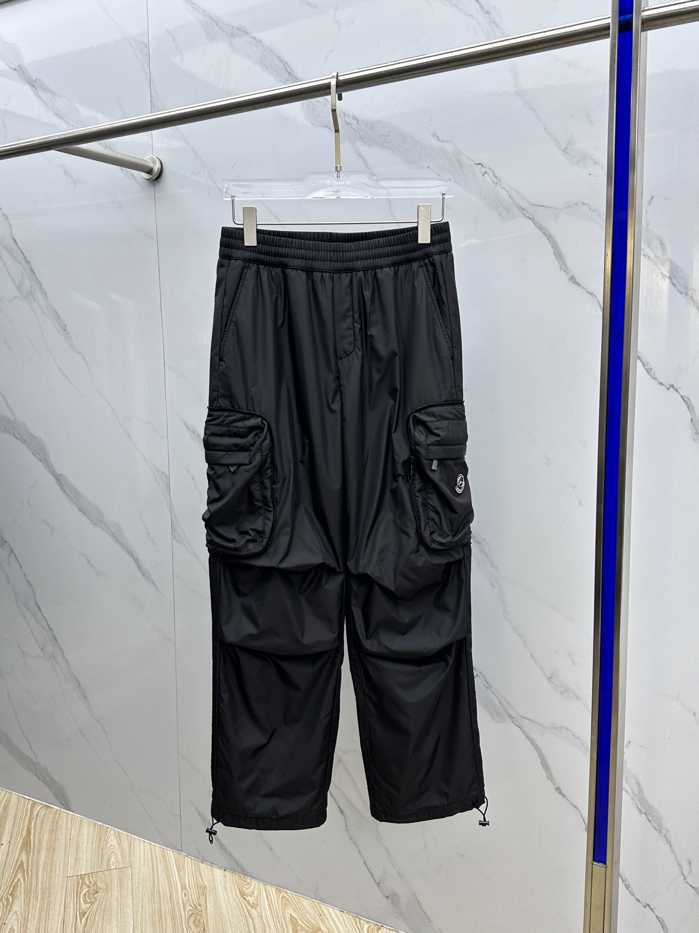 NO:566016,Moncler muzzle 2025ss new straight-leg autumn and winter loose wide-leg trousers are loose enough to modify various leg shapes. Casual workwear pocket style is simple but not simple, classic yet fashionable. The fabric is quite wide and stylish, the latest style. The side three-dimensional pocket design dominates the overall workwear tone, and the pockets are embellished with iconic logo embroidery  The overall geometric sense is very strong, and it is particularly eye-catching in the minimalist silhouette. The waist adopts an elastic waist design for comfortable wearing, which is the finishing touch. The high-end fabrics are selected, soft, comfortable, versatile and stylish!  023 size M-3XL,,Moncler,alexander wang19860909Moncler蒙口 2025ss秋冬新款直筒 宽松阔腿裤型 宽松有度可修饰各种腿型 工装口袋休闲风 简约而不简单 经典又不失时尚感 面料挺阔有型 最新风格 侧边立体感口袋设计 主导了整体的工装调性,口袋标志性logo刺绣点缀 整体几何感极强,在极简的轮廓中尤为吸睛.腰部采用的是为舒适穿着而生的松紧腰围设计,点睛效果到位.甄选高端面料 柔软舒适 百搭有型！023 码数M-3XL,,Moncler,alexander wang,Men's clothing