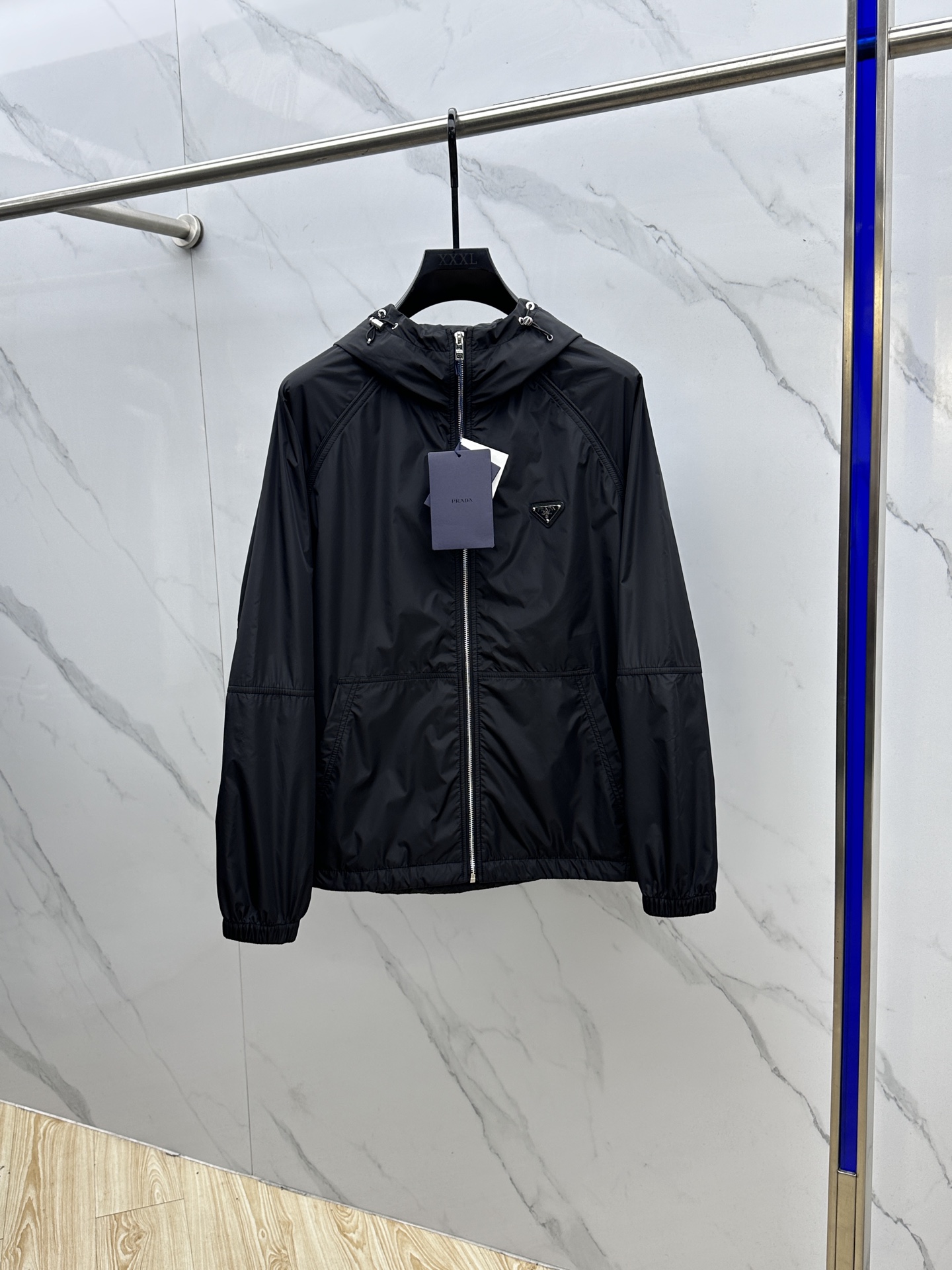 NO:566006,Prada ss official website same style, new men's hooded jacket, fashionable and casual high-end version!  Selection of high-quality fabrics with high breathability and comfort, impeccable details, brand element design concept, reflecting high quality. It feels delicate and soft!  It presents a casual cut and the upper body shape is awesome!  023 size M-3XL,,prada,prada,jackets & coats,jackets & coats,hats,alexander wang19860909Prada普拉达 ss官网同款,新款男士连帽夹克外套,时尚休闲高端版本！甄选优质面料 透气舒适度高,细节无可挑剔,品牌元素设计理念,体现高品质.手感细腻柔软！呈现休闲裁剪,上身版型超赞！023 码数M-3XL,,prada,prada,jackets & coats,jackets & coats,hats,alexander wang,Men's clothing