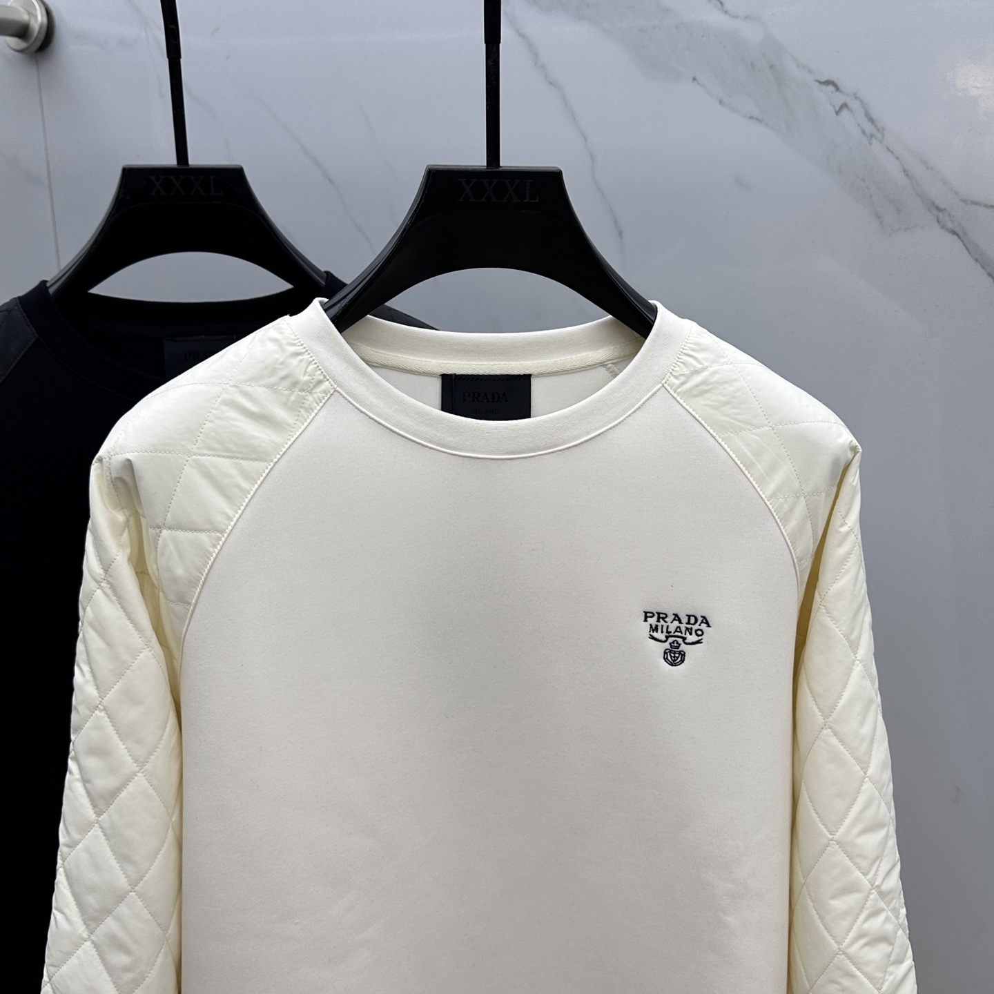 🆕Prada*普拉达 2025ss秋冬新品 官网同步P家圆领卫衣。甄选优质面料同缸定染。双层复合拼接，设