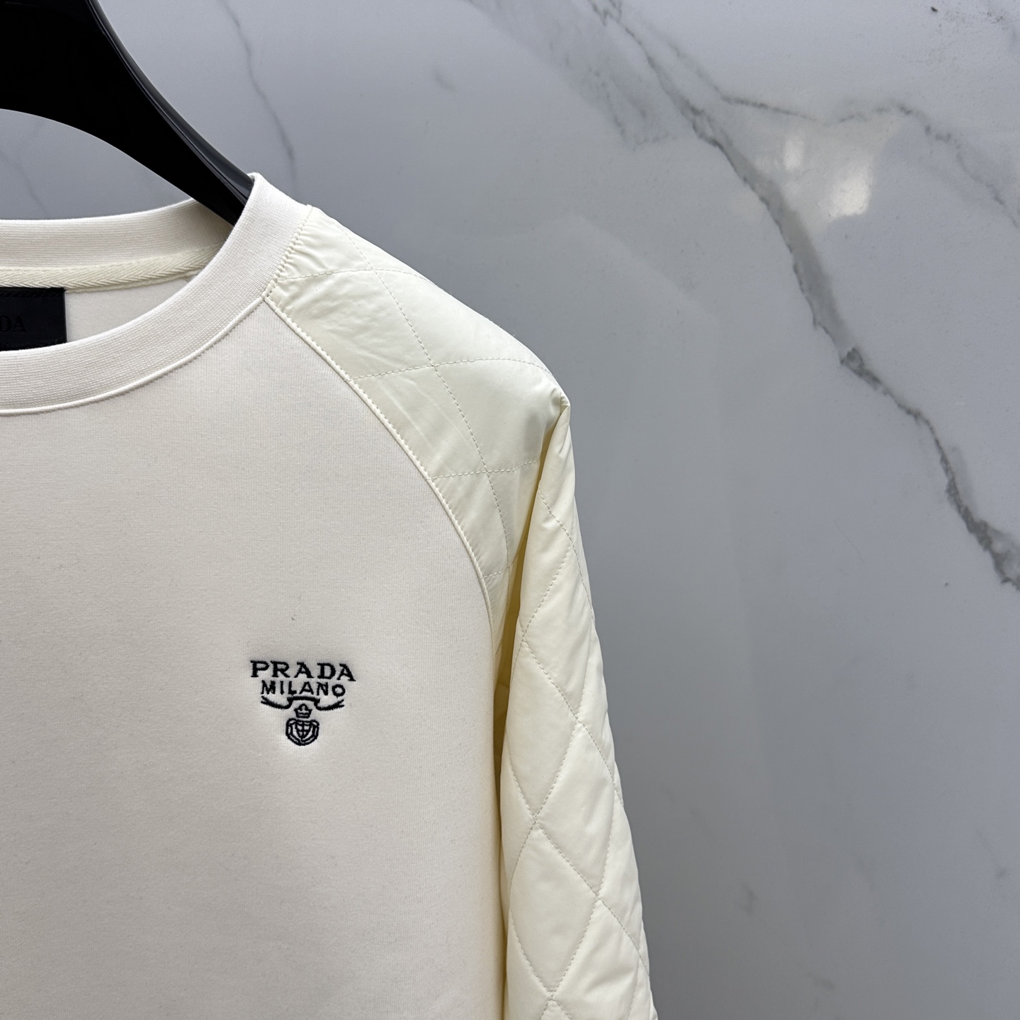 🆕Prada*普拉达 2025ss秋冬新品 官网同步P家圆领卫衣。甄选优质面料同缸定染。双层复合拼接，设