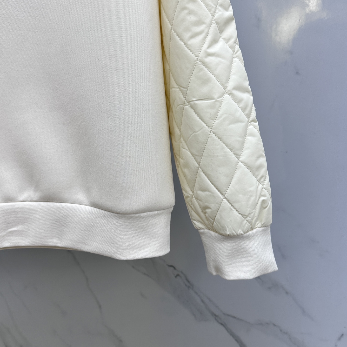 🆕Prada*普拉达 2025ss秋冬新品 官网同步P家圆领卫衣。甄选优质面料同缸定染。双层复合拼接，设