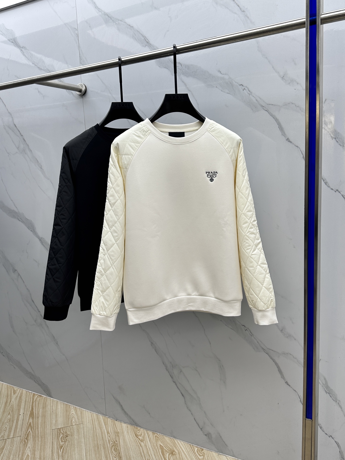 🆕Prada*普拉达 2025ss秋冬新品 官网同步P家圆领卫衣。甄选优质面料同缸定染。双层复合拼接，设