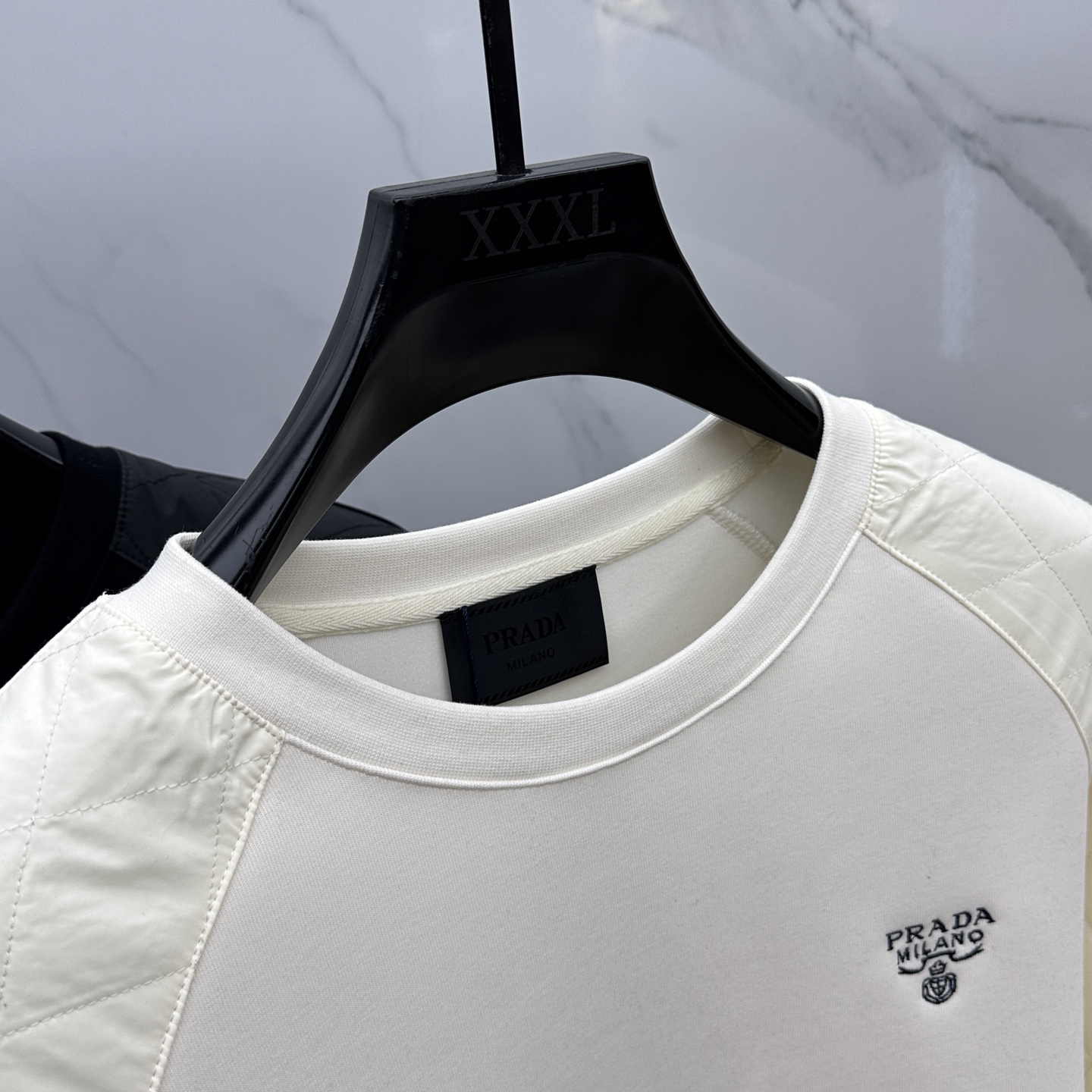 🆕Prada*普拉达 2025ss秋冬新品 官网同步P家圆领卫衣。甄选优质面料同缸定染。双层复合拼接，设