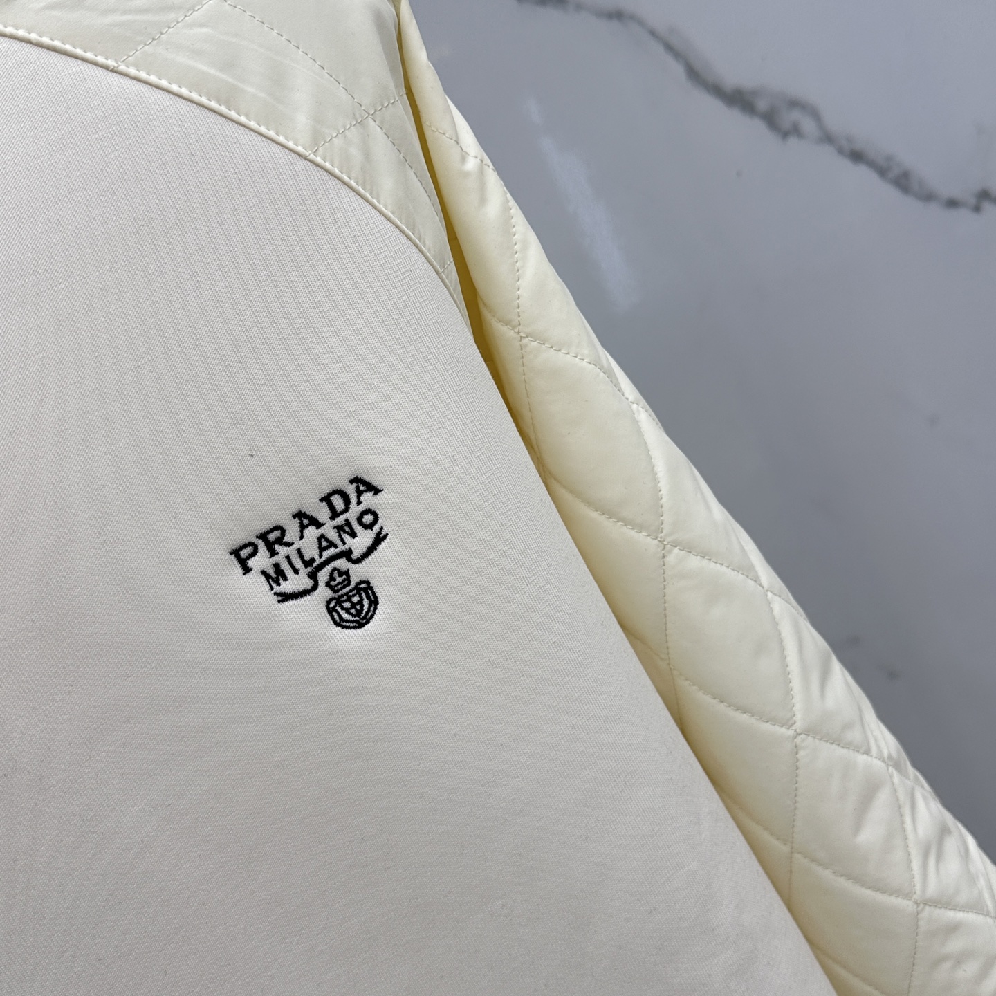 🆕Prada*普拉达 2025ss秋冬新品 官网同步P家圆领卫衣。甄选优质面料同缸定染。双层复合拼接，设