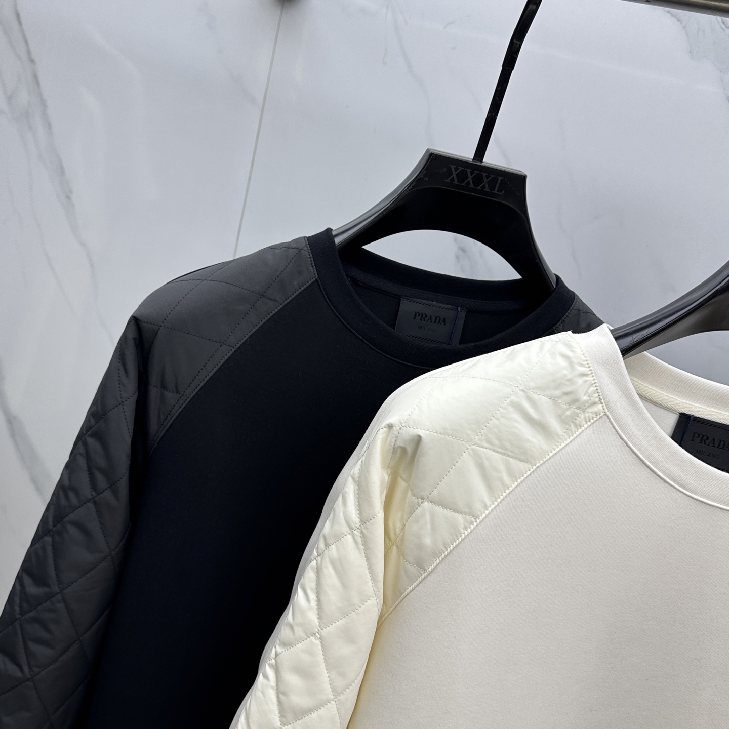 🆕Prada*普拉达 2025ss秋冬新品 官网同步P家圆领卫衣。甄选优质面料同缸定染。双层复合拼接，设