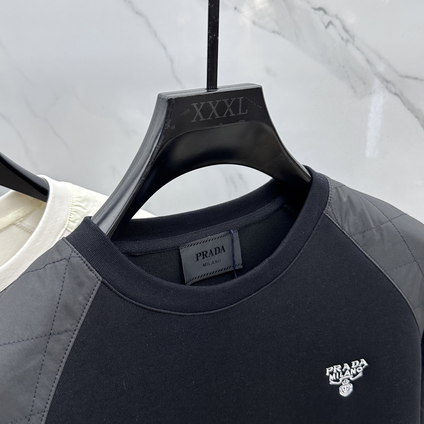 🆕Prada*普拉达 2025ss秋冬新品 官网同步P家圆领卫衣。甄选优质面料同缸定染。双层复合拼接，设