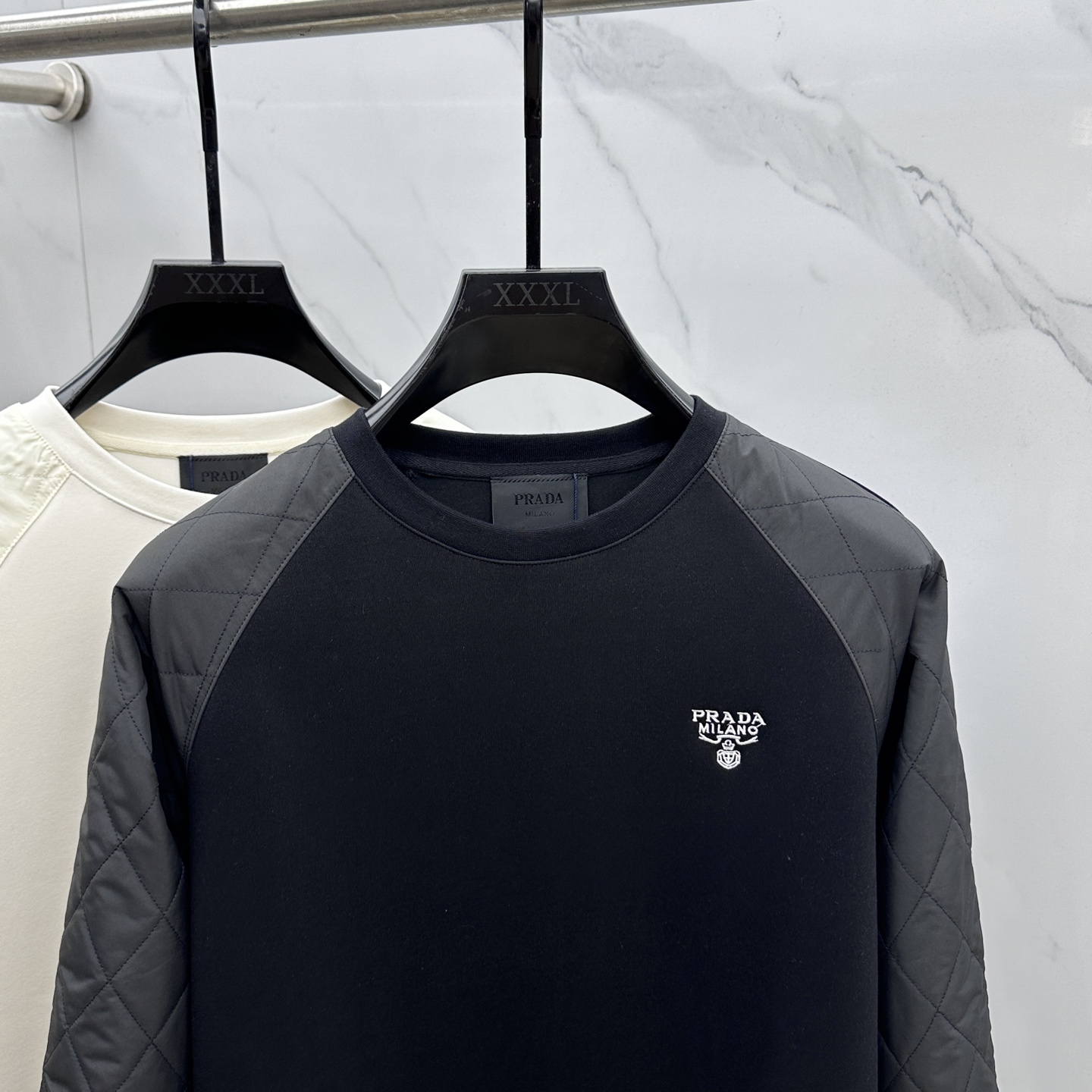 🆕Prada*普拉达 2025ss秋冬新品 官网同步P家圆领卫衣。甄选优质面料同缸定染。双层复合拼接，设