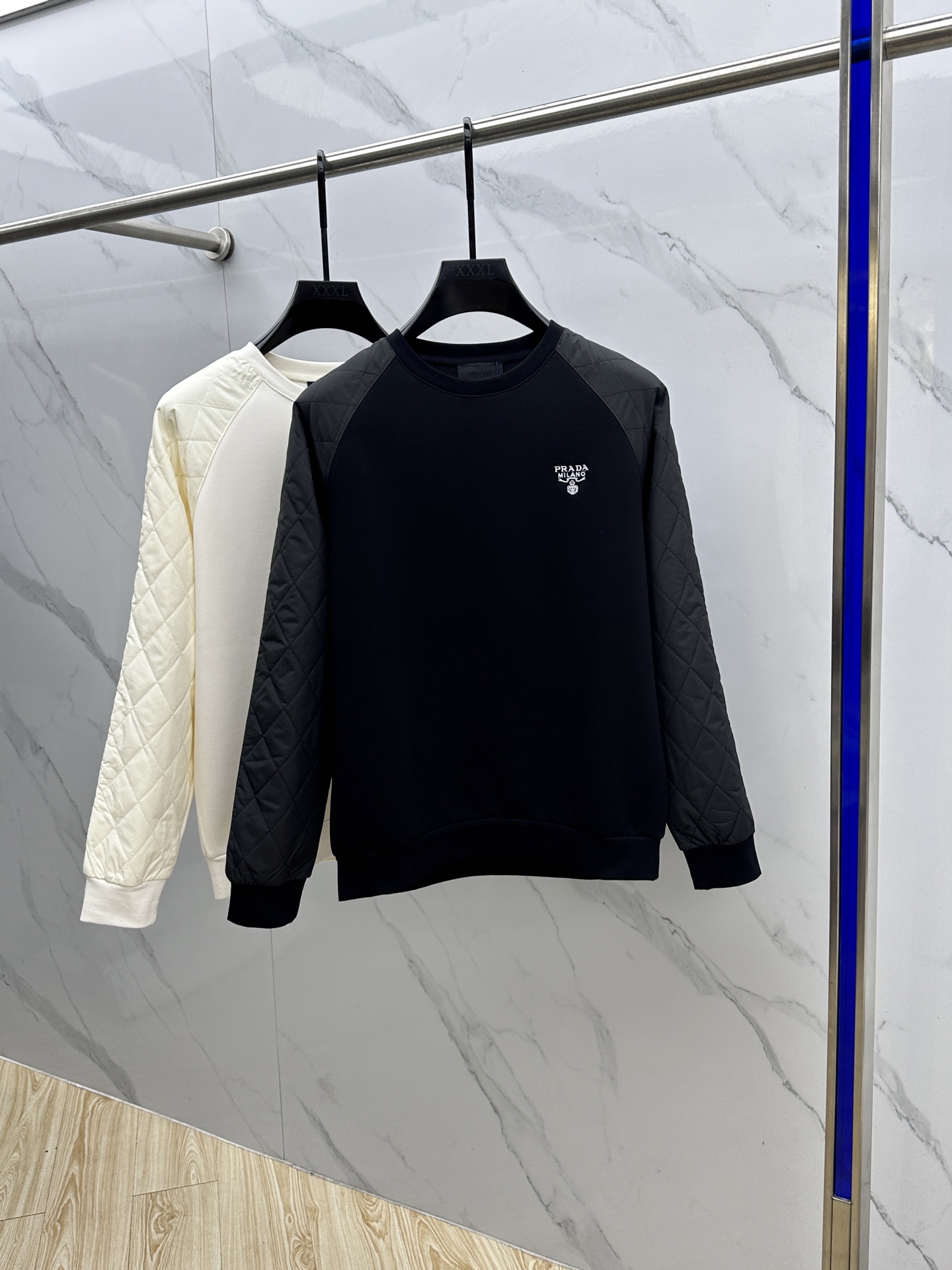 NO:566018,Prada*Prada ss new autumn and winter products, the official website is synchronized with the P family round-neck sweatshirt. High-quality fabrics are selected and dyed in the same vat. Double-layer composite splicing, unique and exquisite design, no shrinkage or fading, comfortable feel, super texture. Logo embroidery on the chest. Looks good no matter how you match it. Sizes M-2XL, prada, prada, hoodie, sweatshirts, alexander wang19860909Prada*普拉达 ss秋冬新品 官网同步P家圆领卫衣.甄选优质面料同缸定染.双层复合拼接,设计独到精巧,不缩水不退色,手感舒服,质感超强.胸前logo刺绣标识.怎么搭配都好看hei 尺码M-2XL,,prada,prada,hoodie,sweatshirts,alexander wang,Men's clothing