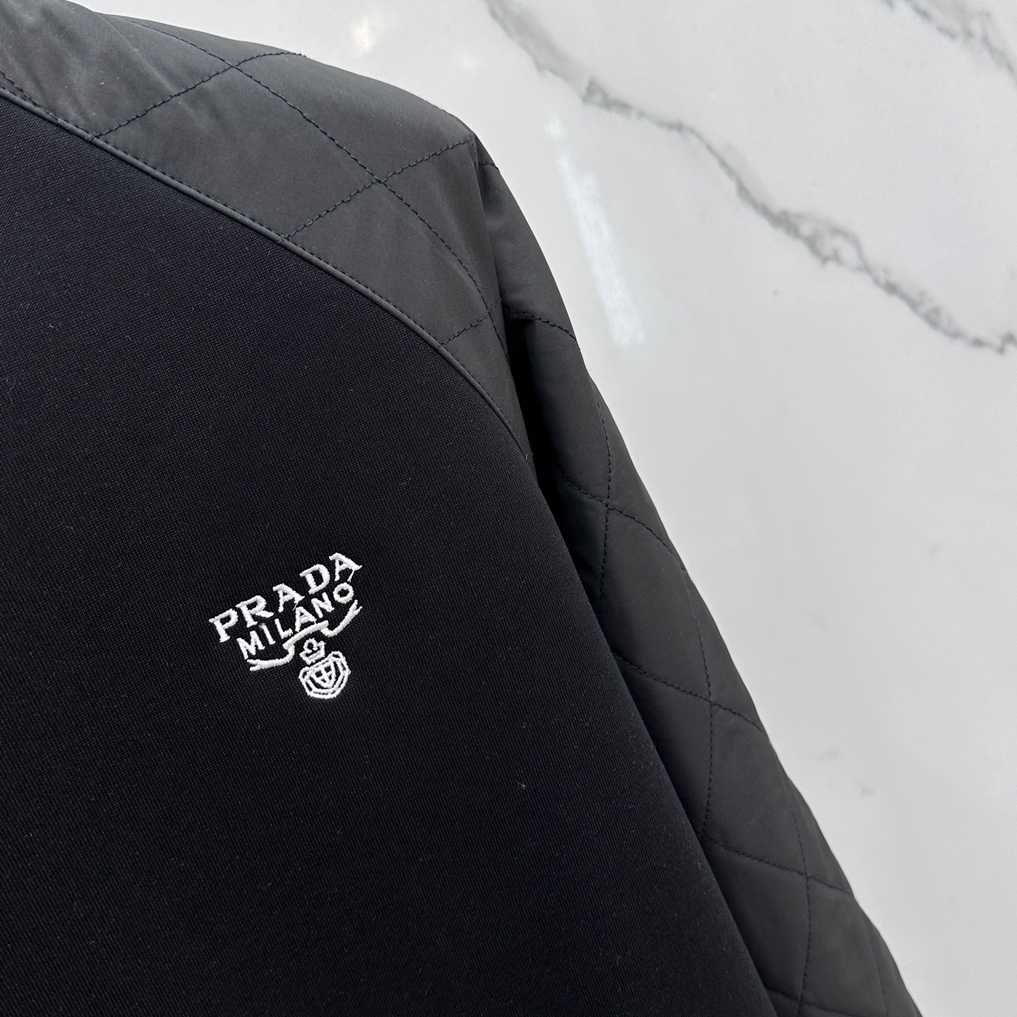 🆕Prada*普拉达 2025ss秋冬新品 官网同步P家圆领卫衣。甄选优质面料同缸定染。双层复合拼接，设